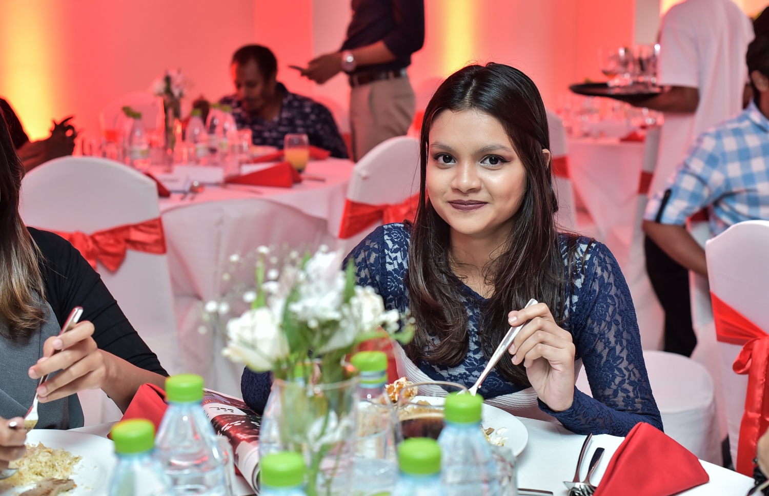 މާލެ: މޭ 24، 2016: "މިހާރު" ނޫހާއި ވެބްސައިޓް ލޯންޗްކުރުމަށް މިރޭ ޗަންޕާ ސެންޓްރަލް ހޮޓެލްގައި ބޭއްވި ރަސްމިއްޔާތުގައި "މިހާރު" ޓީމުގެ މެމްބަރެއް: ކުރިން "ހަވީރު"ގައި މަސައްކަތްކުރި ނޫސްވެރިންގެ މައްޗަށް ބިނާވެފައިވާ ޓީމަކުން "މިހާރު" ނޫސް ނެރެ އަދި އޭގެ ވެބްސައިޓެއް ހެދީ މާޗު 31 ގައި ސިވިލް ކޯޓުން ނެރުނު އަމުރަކާ ގުޅިގެން "ހަވީރު"ގެ މަސައްކަތް ވަގުތީ ގޮތުން ހުއްޓާލުމުން.--ނިޝާން އަލީ /މިހާރު ފޮޓޯ