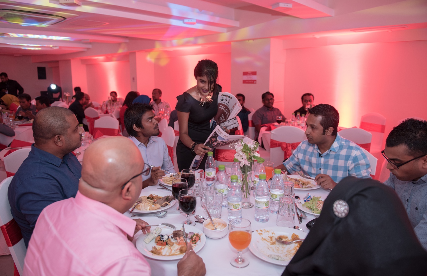 މާލެ: މޭ 24، 2016: "މިހާރު" ނޫހާއި ވެބްސައިޓް ލޯންޗްކުރުމަށް މިރޭ ޗަންޕާ ސެންޓްރަލް ހޮޓެލްގައި ބޭއްވި ރަސްމިއްޔާތު: ކުރިން "ހަވީރު"ގައި މަސައްކަތްކުރި ނޫސްވެރިންގެ މައްޗަށް ބިނާވެފައިވާ ޓީމަކުން "މިހާރު" ނޫސް ނެރެ އަދި އޭގެ ވެބްސައިޓެއް ހެދީ މާޗު 31 ގައި ސިވިލް ކޯޓުން ނެރުނު އަމުރަކާ ގުޅިގެން "ހަވީރު"ގެ މަސައްކަތް ވަގުތީ ގޮތުން ހުއްޓާލުމުން.---މުހައްމަދު ޝަރުހާން/މިހާރު