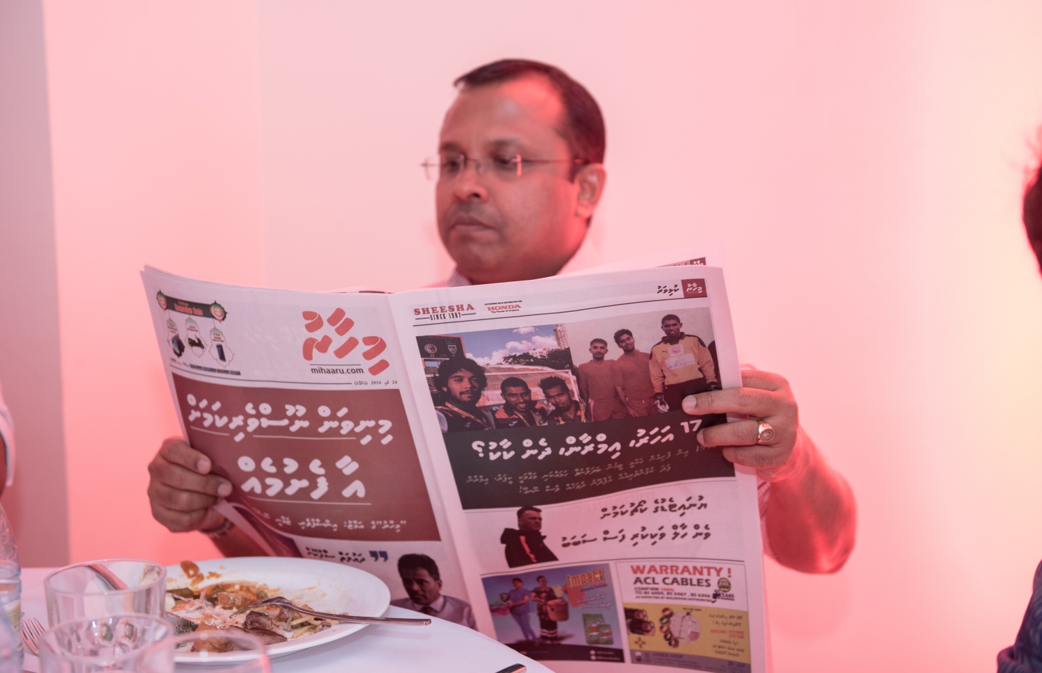 މާލެ: މޭ 24، 2016: "މިހާރު" ނޫހާއި ވެބްސައިޓް ލޯންޗްކުރުމަށް މިރޭ ޗަންޕާ ސެންޓްރަލް ހޮޓެލްގައި ބޭއްވި ރަސްމިއްޔާތުގައި ކިނބިދޫ ދާއިރާގެ އަބްދުﷲ ރިޔާޒް ނޫސް ވިދާޅުވަނީ: ކުރިން "ހަވީރު"ގައި މަސައްކަތްކުރި ނޫސްވެރިންގެ މައްޗަށް ބިނާވެފައިވާ ޓީމަކުން "މިހާރު" ނޫސް ނެރެ އަދި އޭގެ ވެބްސައިޓެއް ހެދީ މާޗު 31 ގައި ސިވިލް ކޯޓުން ނެރުނު އަމުރަކާ ގުޅިގެން "ހަވީރު"ގެ މަސައްކަތް ވަގުތީ ގޮތުން ހުއްޓާލުމުން.---މުހައްމަދު ޝަރުހާން/މިހާރު ފޮޓޯ