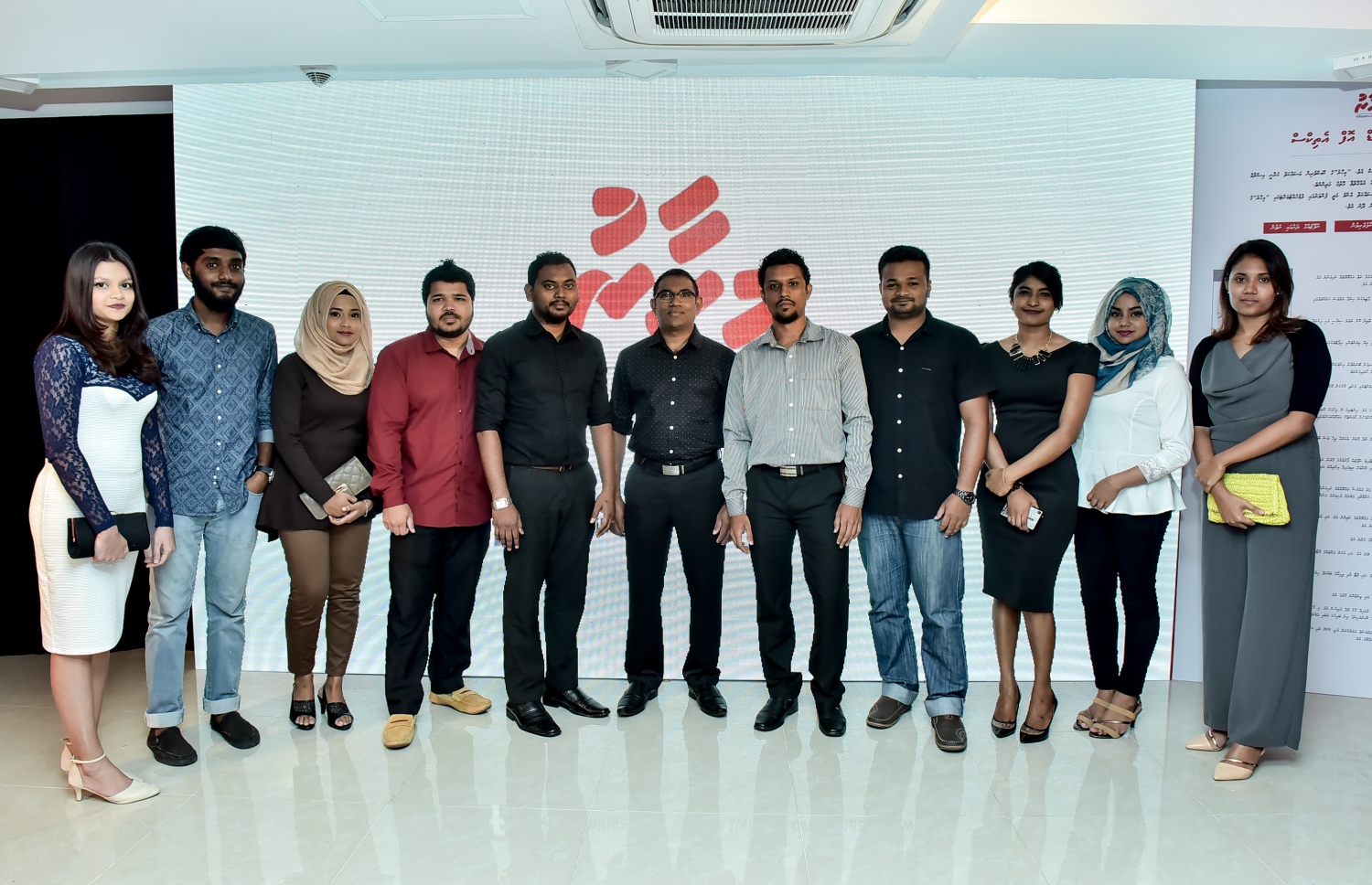 މާލެ: މޭ 24، 2016: "މިހާރު" ނޫހާއި ވެބްސައިޓް ލޯންޗްކުރުމަށް މިރޭ ޗަންޕާ ސެންޓްރަލް ހޮޓެލްގައި ބޭއްވި ރަސްމިއްޔާތުގައި "މިހާރު" ޓީމުގެ ބައެއް މެމްބަރުން: ކުރިން "ހަވީރު"ގައި މަސައްކަތްކުރި ނޫސްވެރިންގެ މައްޗަށް ބިނާވެފައިވާ ޓީމަކުން "މިހާރު" ނޫސް ނެރެ އަދި އޭގެ ވެބްސައިޓެއް ހެދީ މާޗު 31 ގައި ސިވިލް ކޯޓުން ނެރުނު އަމުރަކާ ގުޅިގެން "ހަވީރު"ގެ މަސައްކަތް ވަގުތީ ގޮތުން ހުއްޓާލުމުން.---ނިޝާން އަލީ /މިހާރު ފޮޓޯ