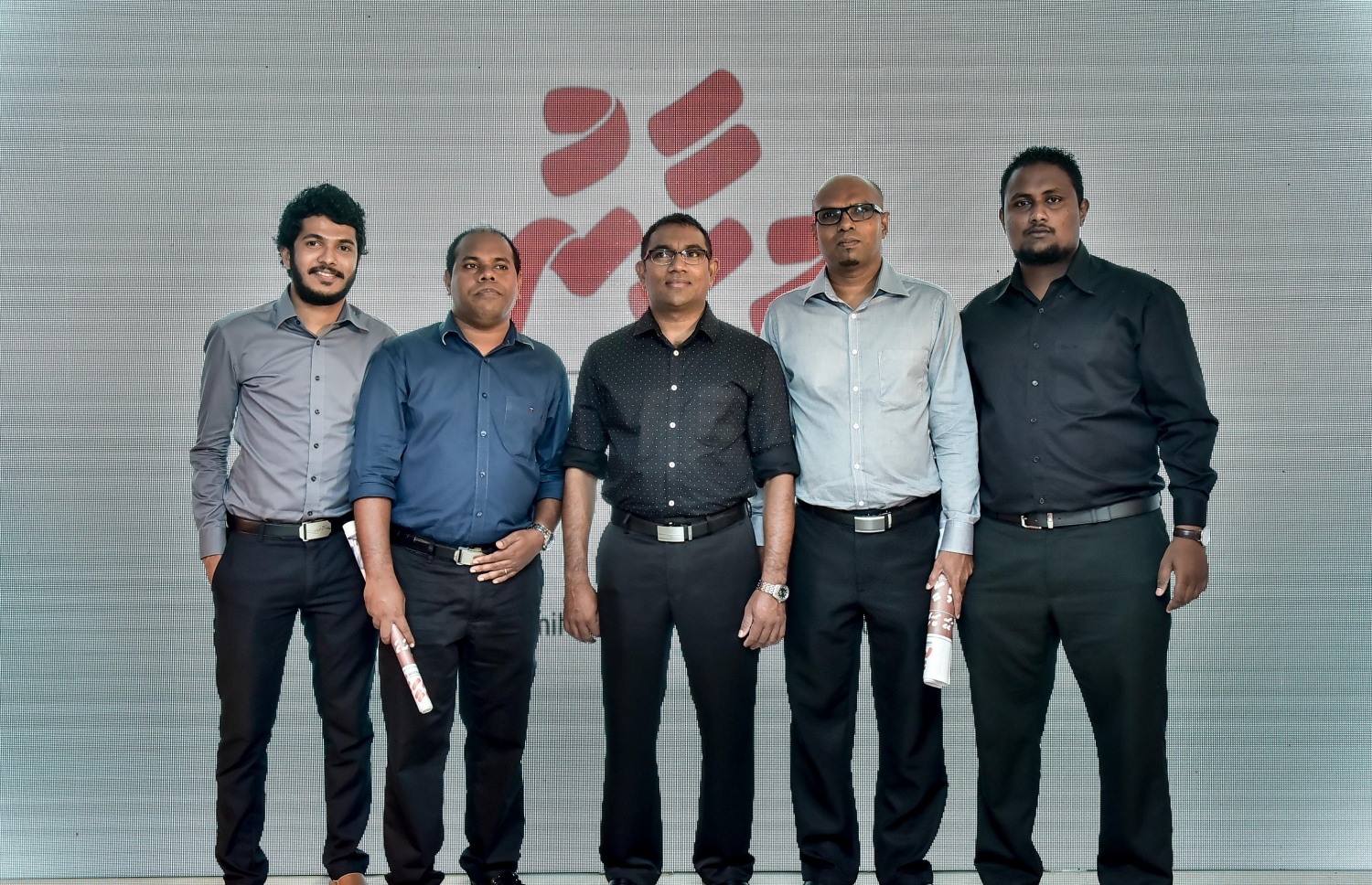 މާލެ: މޭ 24، 2016: "މިހާރު" ނޫހާއި ވެބްސައިޓް ލޯންޗްކުރުމަށް މިރޭ ޗަންޕާ ސެންޓްރަލް ހޮޓެލްގައި ބޭއްވި ރަސްމިއްޔާތުގައި، "މިހާރު" ޓީމުގެ ބައެއް ނޫސްވެރިން: ކުރިން "ހަވީރު"ގައި މަސައްކަތްކުރި ނޫސްވެރިންގެ މައްޗަށް ބިނާވެފައިވާ ޓީމަކުން "މިހާރު" ނޫސް ނެރެ އަދި އޭގެ ވެބްސައިޓެއް ހެދީ މާޗު 31 ގައި ސިވިލް ކޯޓުން ނެރުނު އަމުރަކާ ގުޅިގެން "ހަވީރު"ގެ މަސައްކަތް ވަގުތީ ގޮތުން ހުއްޓާލުމުން.---ނިޝާން އަލީ/މިހާރު ފޮޓޯ