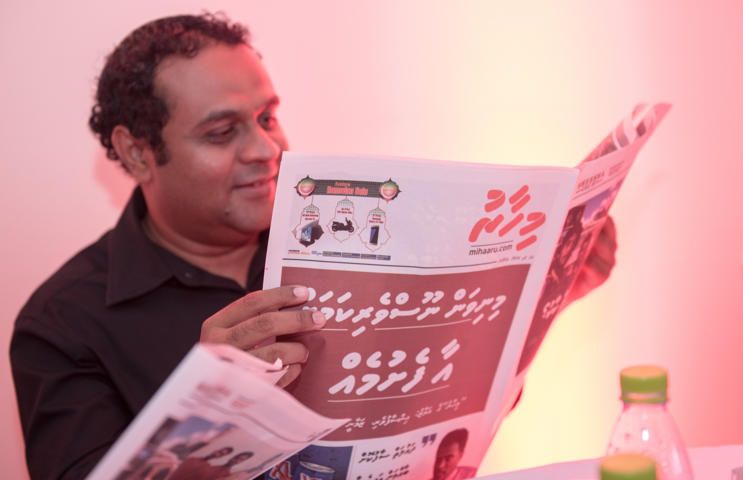 މާލެ: މޭ 24، 2016: "މިހާރު" ނޫހާއި ވެބްސައިޓް ލޯންޗްކުރުމަށް މިރޭ ޗަންޕާ ސެންޓްރަލް ހޮޓެލްގައި ބޭއްވި ރަސްމިއްޔާތުގެ ތެރެއިން: ކުރިން "ހަވީރު"ގައި މަސައްކަތްކުރި ނޫސްވެރިންގެ މައްޗަށް ބިނާވެފައިވާ ޓީމަކުން "މިހާރު" ނޫސް ނެރެ އަދި އޭގެ ވެބްސައިޓެއް ހެދީ މާޗު 31 ގައި ސިވިލް ކޯޓުން ނެރުނު އަމުރަކާ ގުޅިގެން "ހަވީރު"ގެ މަސައްކަތް ވަގުތީ ގޮތުން ހުއްޓާލުމުން.---ނިޝާން އަލީ/މިހާރު ފޮޓޯ