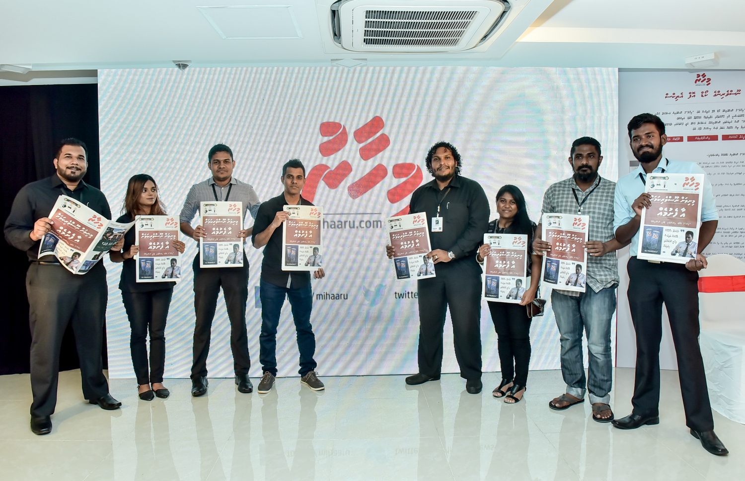 މާލެ: މޭ 24، 2016: "މިހާރު" ނޫހާއި ވެބްސައިޓް ލޯންޗްކުރުމަށް މިރޭ ޗަންޕާ ސެންޓްރަލް ހޮޓެލްގައި ބޭއްވި ރަސްމިއްޔާތުގެ ތެރެއިން: ކުރިން "ހަވީރު"ގައި މަސައްކަތްކުރި ނޫސްވެރިންގެ މައްޗަށް ބިނާވެފައިވާ ޓީމަކުން "މިހާރު" ނޫސް ނެރެ އަދި އޭގެ ވެބްސައިޓެއް ހެދީ މާޗު 31 ގައި ސިވިލް ކޯޓުން ނެރުނު އަމުރަކާ ގުޅިގެން "ހަވީރު"ގެ މަސައްކަތް ވަގުތީ ގޮތުން ހުއްޓާލުމުން.---ނިޝާން އަލީ/މިހާރު ފޮޓޯ