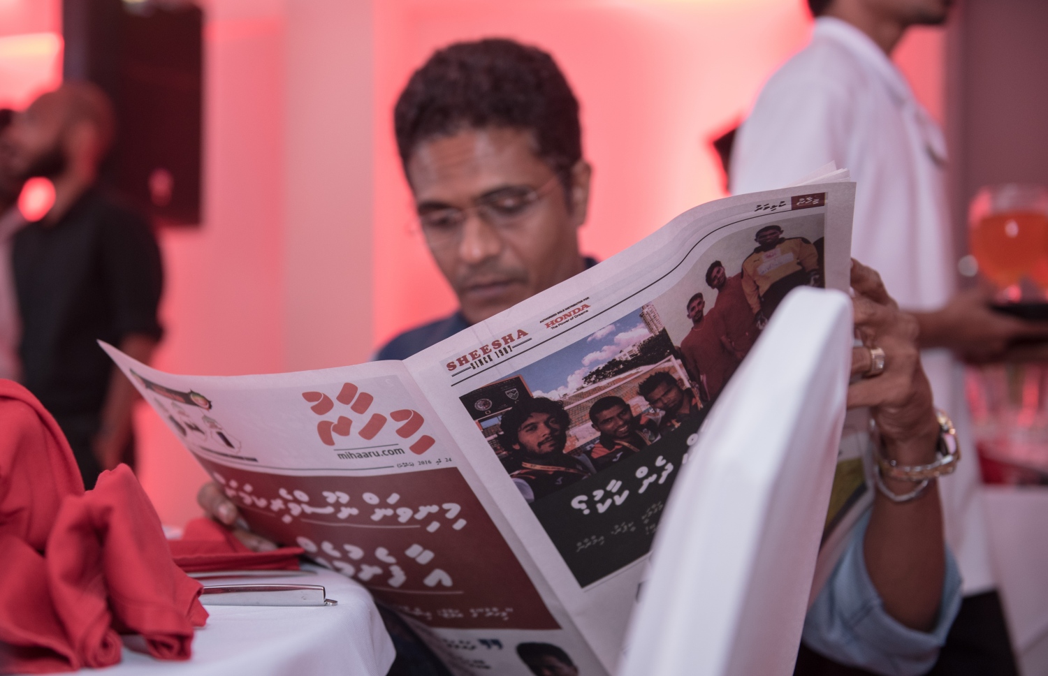 މާލެ: މޭ 24، 2016: "މިހާރު" ނޫހާއި ވެބްސައިޓް ލޯންޗްކުރުމަށް މިރޭ ޗަންޕާ ސެންޓްރަލް ހޮޓެލްގައި ބޭއްވި ރަސްމިއްޔާތުގައި ވިލިމާލެ ދާއިރާގެ މެމްބަރު އަހުމަދު ނިހާން ނޫސް ވިދާޅުވަނީ: ކުރިން "ހަވީރު"ގައި މަސައްކަތްކުރި ނޫސްވެރިންގެ މައްޗަށް ބިނާވެފައިވާ ޓީމަކުން "މިހާރު" ނޫސް ނެރެ އަދި އޭގެ ވެބްސައިޓެއް ހެދީ މާޗު 31 ގައި ސިވިލް ކޯޓުން ނެރުނު އަމުރަކާ ގުޅިގެން "ހަވީރު"ގެ މަސައްކަތް ވަގުތީ ގޮތުން ހުއްޓާލުމުން.---މުހައްމަދު ޝަރުހާން /މިހާރު ފޮޓޯ