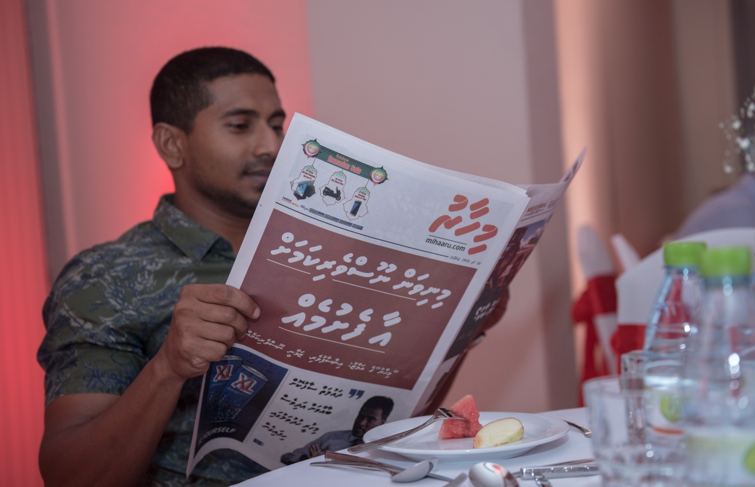 މާލެ: މޭ 24، 2016: "މިހާރު" ނޫހާއި ވެބްސައިޓް ލޯންޗްކުރުމަށް މިރޭ ޗަންޕާ ސެންޓްރަލް ހޮޓެލްގައި ބޭއްވި ރަސްމިއްޔާތުގައި ގަލޮޅު ދެކުނު ދާއިރާގެ އަހުމަދު މަހުލޫފް ނޫސް ވިދާޅުވަނީ: ކުރިން "ހަވީރު"ގައި މަސައްކަތްކުރި ނޫސްވެރިންގެ މައްޗަށް ބިނާވެފައިވާ ޓީމަކުން "މިހާރު" ނޫސް ނެރެ އަދި އޭގެ ވެބްސައިޓެއް ހެދީ މާޗު 31 ގައި ސިވިލް ކޯޓުން ނެރުނު އަމުރަކާ ގުޅިގެން "ހަވީރު"ގެ މަސައްކަތް ވަގުތީ ގޮތުން ހުއްޓާލުމުން.---މުހައްމަދު ޝަރުހާން/ މިހާރު ފޮޓޯ