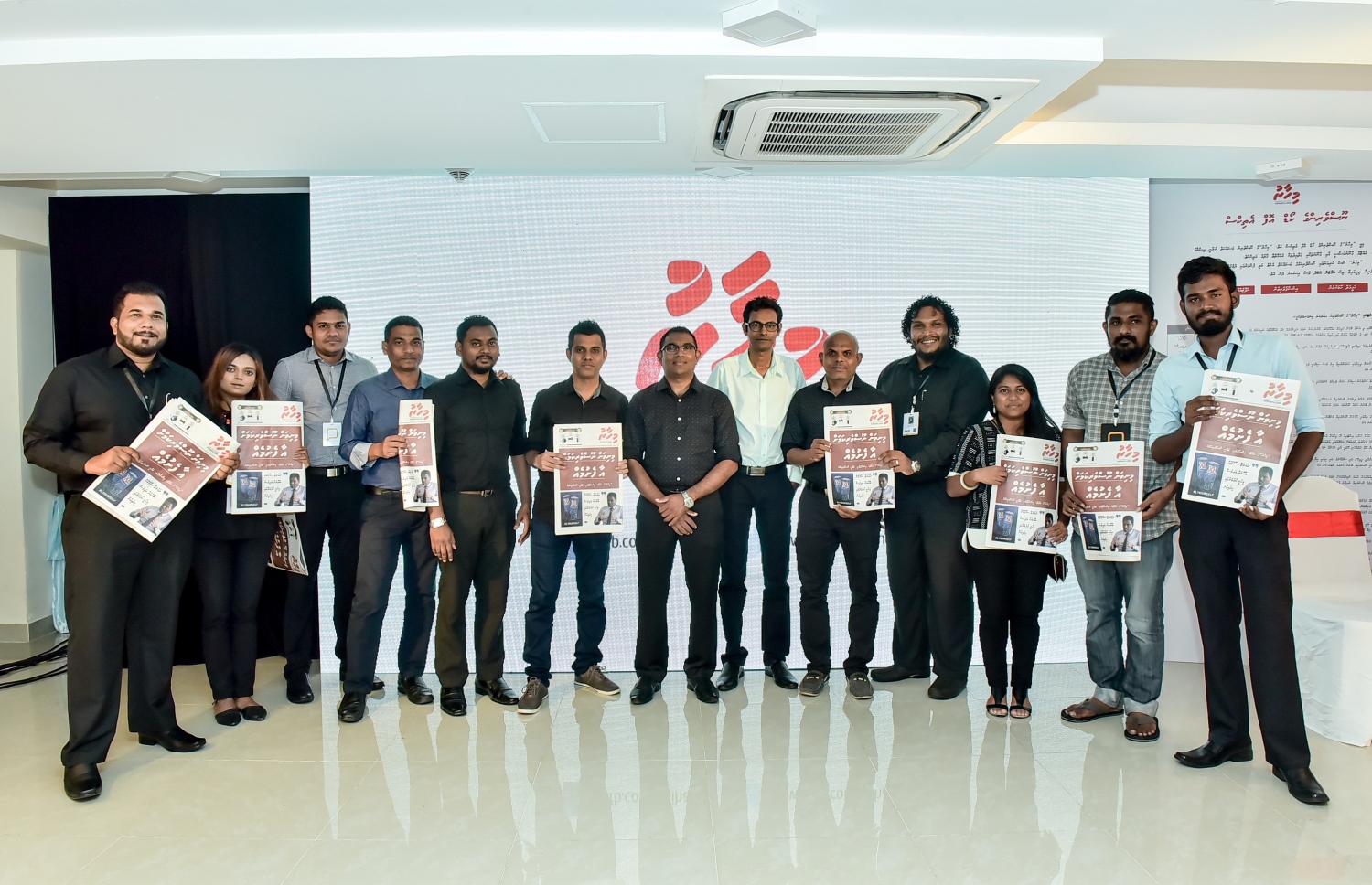 މާލެ: މޭ 24، 2016: "މިހާރު" ނޫހާއި ވެބްސައިޓް ލޯންޗްކުރުމަށް މިރޭ ޗަންޕާ ސެންޓްރަލް ހޮޓެލްގައި ބޭއްވި ރަސްމިއްޔާތުގެ ތެރެއިން: ކުރިން "ހަވީރު"ގައި މަސައްކަތްކުރި ނޫސްވެރިންގެ މައްޗަށް ބިނާވެފައިވާ ޓީމަކުން "މިހާރު" ނޫސް ނެރެ އަދި އޭގެ ވެބްސައިޓެއް ހެދީ މާޗު 31 ގައި ސިވިލް ކޯޓުން ނެރުނު އަމުރަކާ ގުޅިގެން "ހަވީރު"ގެ މަސައްކަތް ވަގުތީ ގޮތުން ހުއްޓާލުމުން.---ނިޝާން އަލީ/މިހާރު ފޮޓޯ