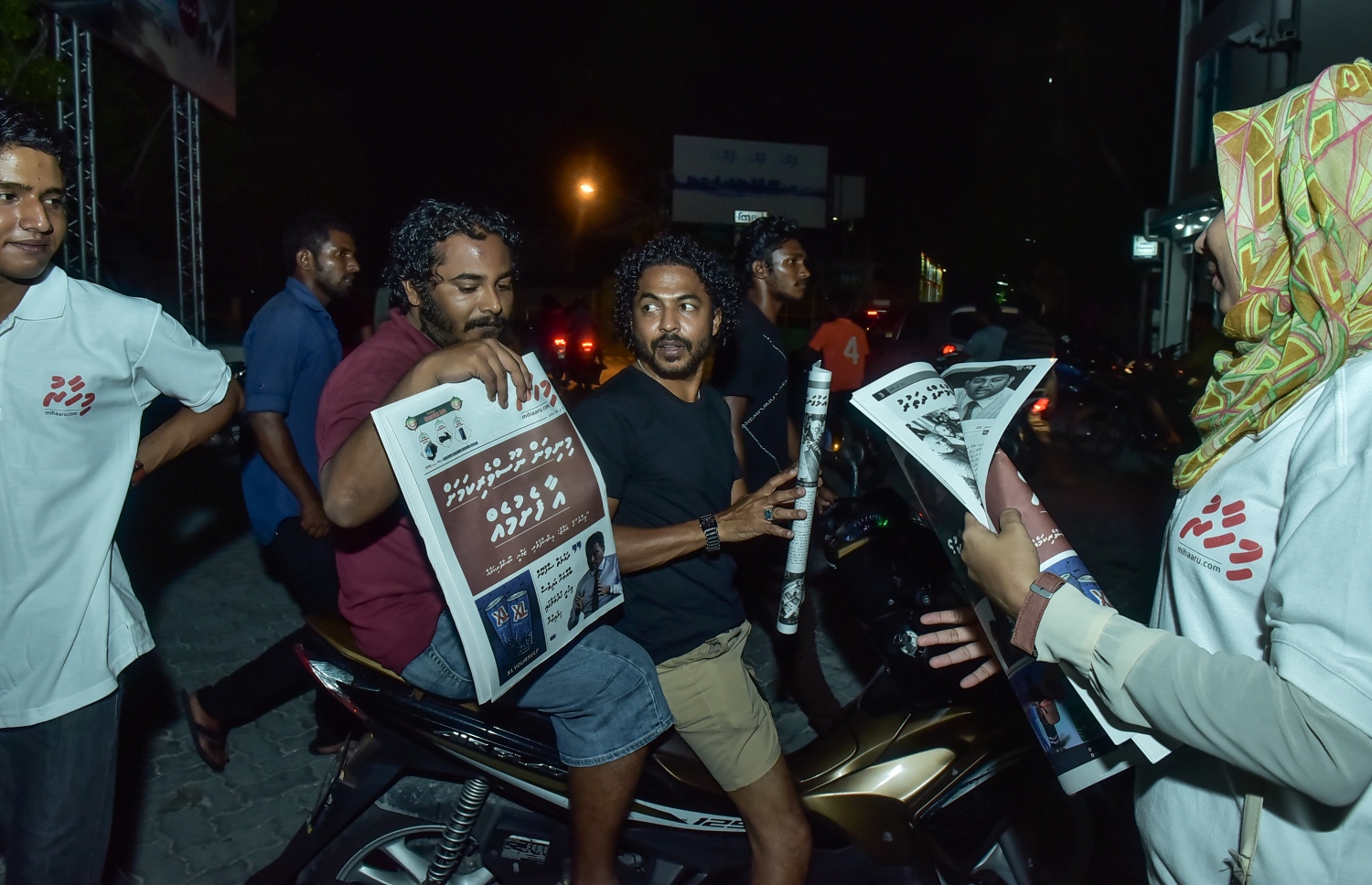 "މިހާރު" ލޯންޗްކުރި ރޭ ފުރަތަމަ އަދަދު މާލޭގެ މަގުމަތީގައި ބަހަނީ -- ފޮޓޯ: މިހާރު