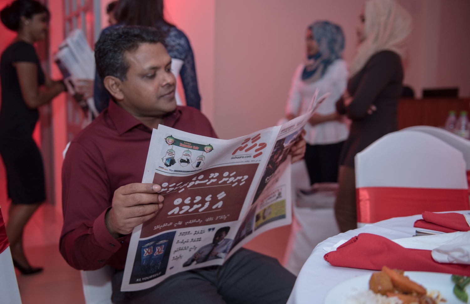 މާލެ: މޭ 24، 2016: "މިހާރު" ނޫހާއި ވެބްސައިޓް ލޯންޗްކުރުމަށް މިރޭ ޗަންޕާ ސެންޓްރަލް ހޮޓެލްގައި ބޭއްވި ރަސްމިއްޔާތުގައި ރައްޔިތުންގެ މަޖިލިހުގެ ކުޅުދުއްފުށީ ދެކުނު ދާއިރާގެ މެމްބަރު މުހައްމަދު ނަޝީދު ނޫސް ވިދާޅުވަނީ: ކުރިން "ހަވީރު"ގައި މަސައްކަތްކުރި ނޫސްވެރިންގެ މައްޗަށް ބިނާވެފައިވާ ޓީމަކުން "މިހާރު" ނޫސް ނެރެ އަދި އޭގެ ވެބްސައިޓެއް ހެދީ މާޗު 31 ގައި ސިވިލް ކޯޓުން ނެރުނު އަމުރަކާ ގުޅިގެން "ހަވީރު"ގެ މަސައްކަތް ވަގުތީ ގޮތުން ހުއްޓާލުމުން.---މުހައްމަދު ޝަރުހާން/މިހާރު ފޮޓޯ