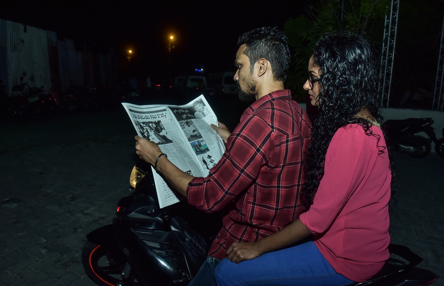 "މިހާރު" ނޫސް ބަޔަކު ކިޔަނީ: ގިނަ ބައެއްގެ މަގުބޫލުކަން ވަނީ ހޯދާފައި -- ފޮޓޯ: މިހާރު