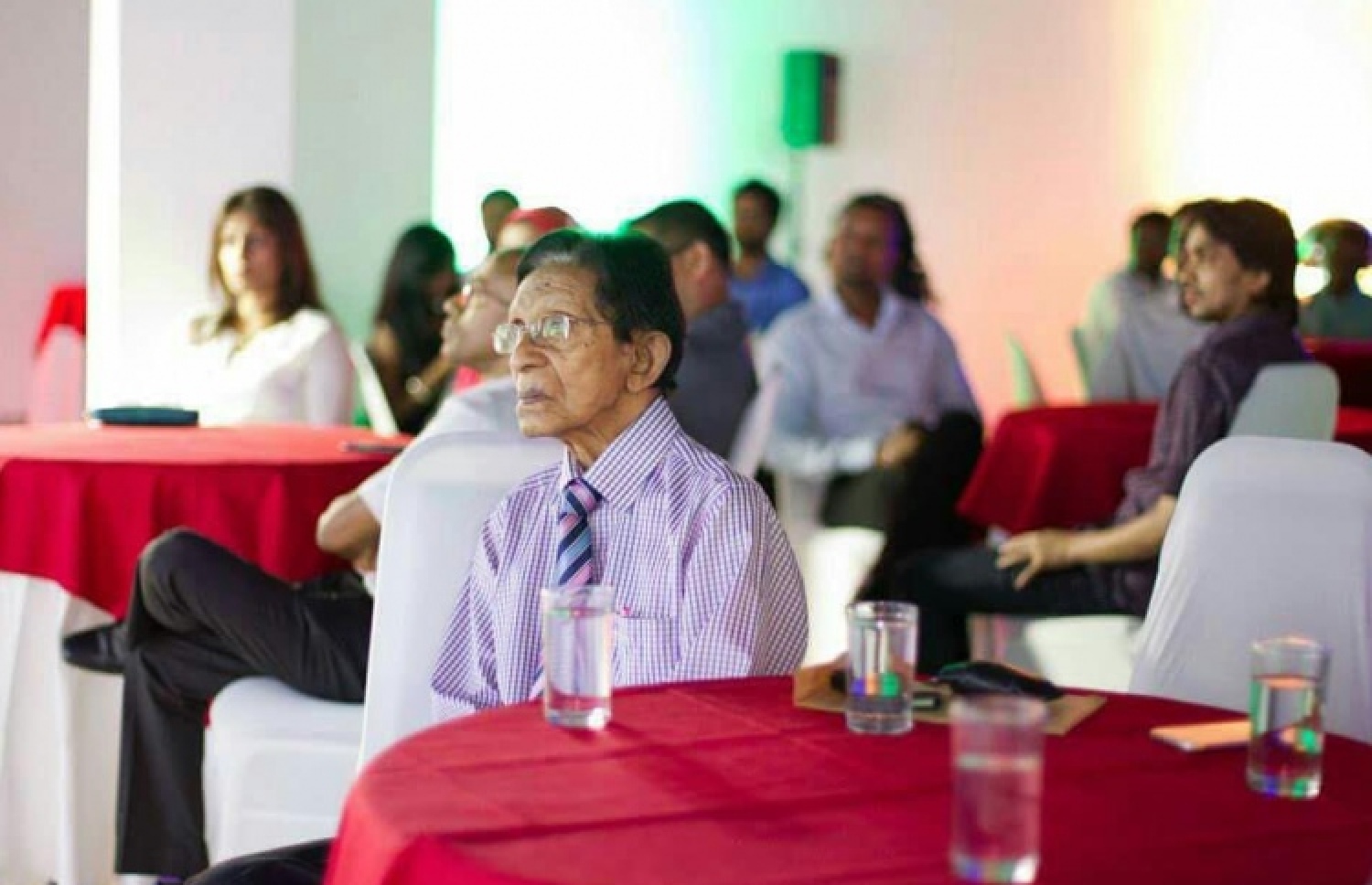 ނޫސްވެރިކަމުގެ މިނިވަންކަމުގެ ދުވަހުގެ މުނާސަބަތުގައި ބޭއްވި ޖަލްސާގައި ޒާހިރު ނަސީރު ބައިވެރިވެވަޑައިގަންނަވަނީ: ޒާހިރަކީ އޭރު ނޫސްވެރިކަމުގެ ރޮނގުން ވެސް ފާހަގަކޮށްލެވުނު ބޭފުޅެއް