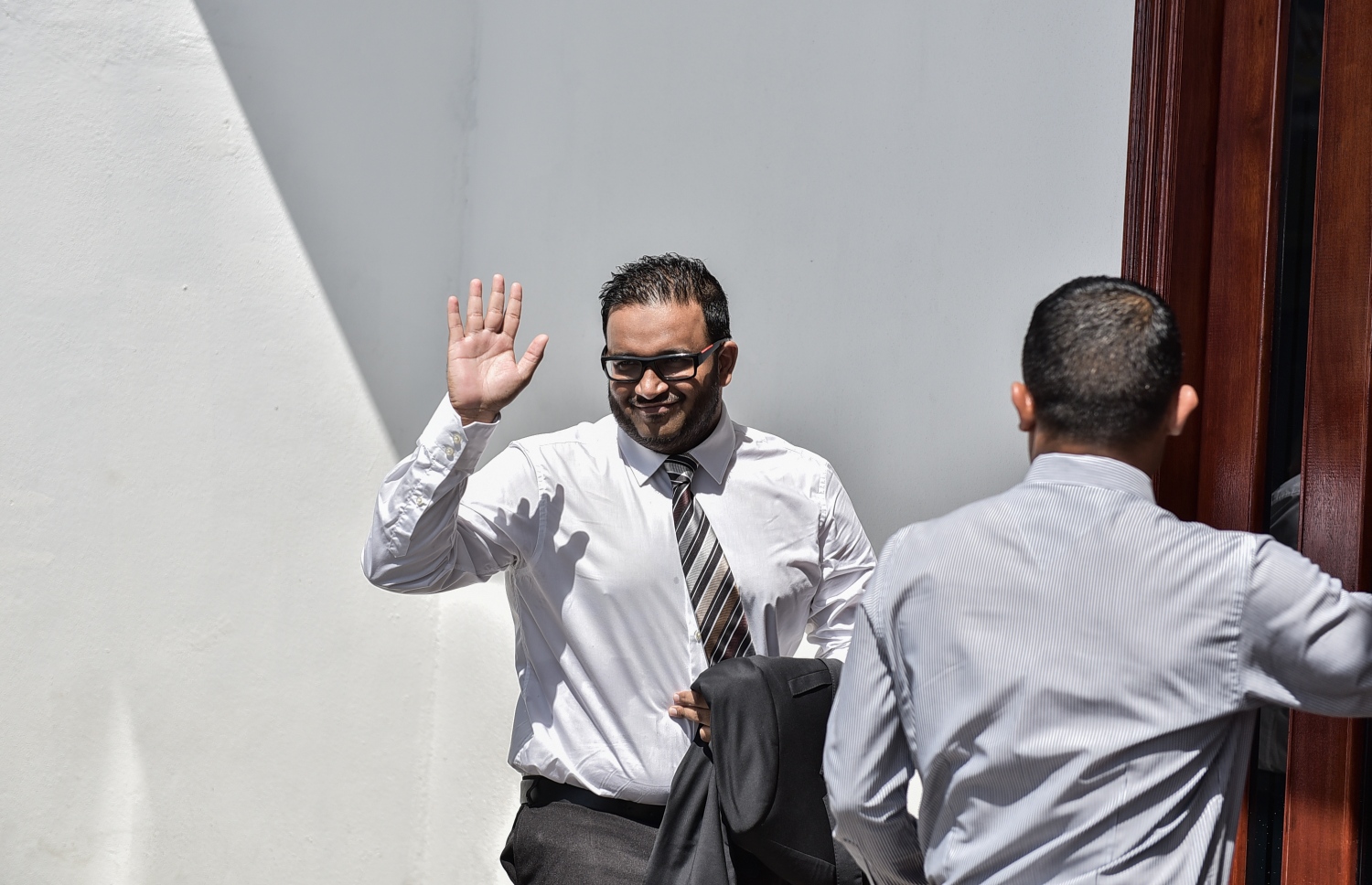 ކުރީގެ ނައިބު ރައީސް އަދީބު ސުޕްރީމް ކޯޓަށް ގެންދަނީ.---މިހާރު ފައިލް ފޮޓޯ