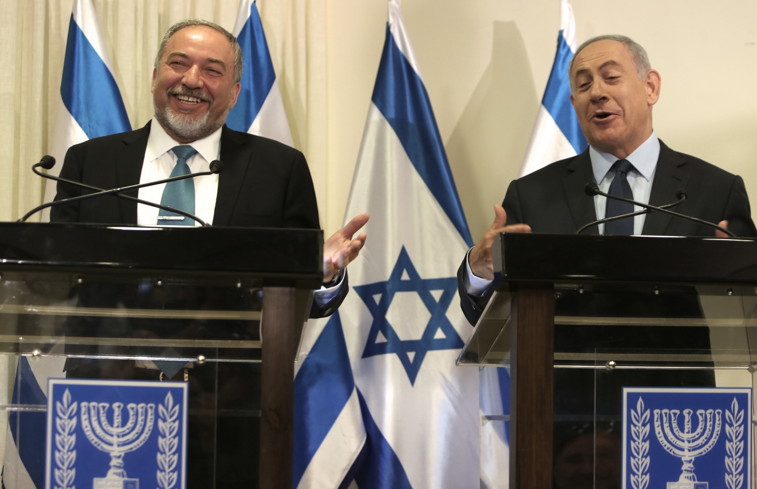 އިޒްރޭލުގެ ދިފާއީ ވަޒީރުގެ މަގާމަށް ހަމަޖެއްސި ލީބަމަން (ވ) އާއި ބޮޑު ވަޒީރު ނަތަންޔާހޫ. --ފޮޓޯ:އޭއެފްޕީ