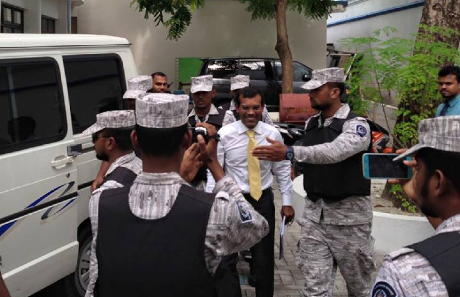 ކުރީގެ ރައީސް ނަޝީދު ކަރެކްޝަނަލް ސާވިސްގެ ބެލުމުގެ ދަށުގައި. -- ފޮޓޯ: އަހްމަދު އާޒިމް (އަންޖު)