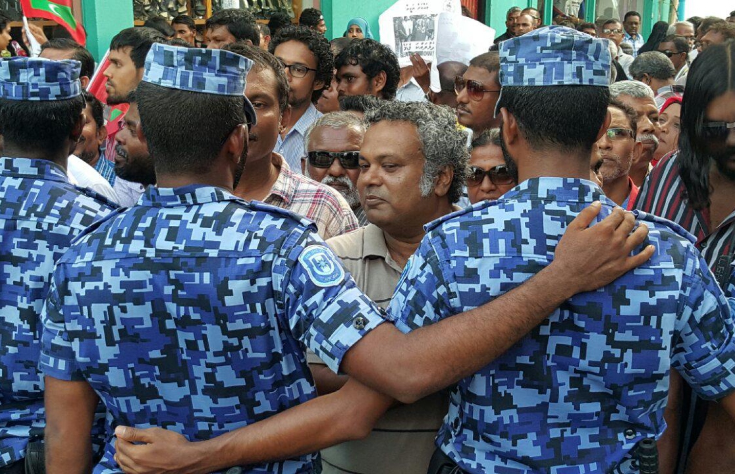 މުޒާހަރާއެއް ކޮންޓްރޯލް ކުރުމުގައި ފުލުހުން ހަރަކާތްތެރިވަނީ: ސިޔާސީ ޕާޓީތަކުގެ ގާނޫނަށް އިސްލާހުތަކެއް ގެންނަން ދަނީ ވިސްނަމުން -- ފޮޓޯ: ފޭސްބުކް