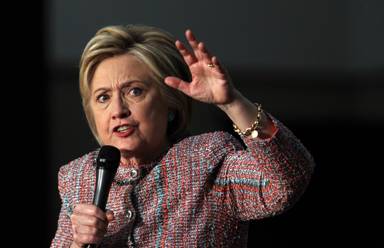 ކެމްޕޭން އެއްވުމެއްގައި ހިލަރީ ވާހަކަ ދައްކަވަނީ. --ފޮޓޯ:އޭއެފްޕީ