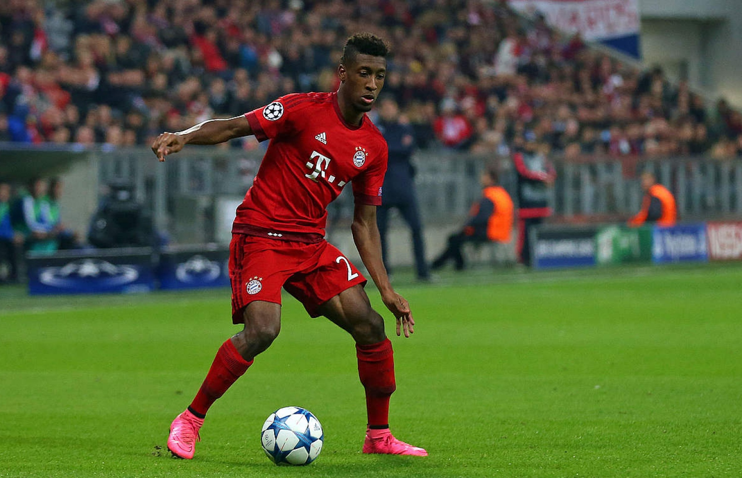 ޖަރުމަނު ލީގު މެޗެއްގެ ތެރެއިން ކޯމަން ބޯޅަ ހިފައިގެންދަނީ.-- ފޮޓޯ: އޭއެފްޕީ