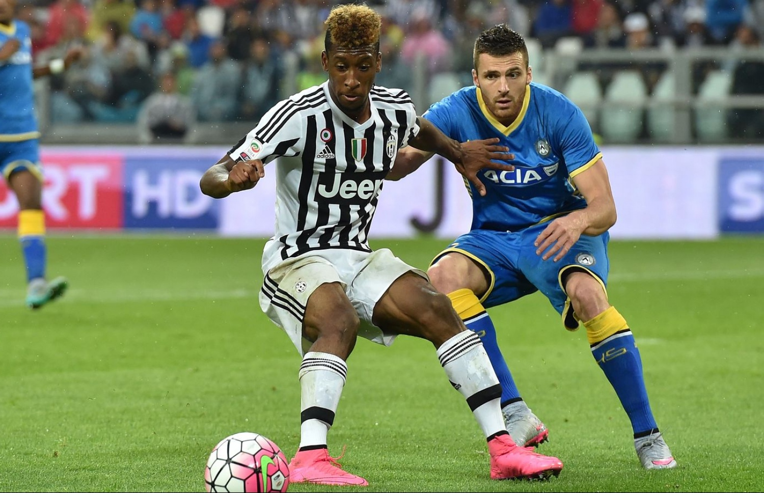 ސިއޭނާ ކުޅުންތެރިޔަކު ކައިރިން ކޯމަން (ވ) ބޯޅަ ހިފައިގެންދާން މަަސައްކަތް ކުރަނީ.-- ފޮޓޯ: އޭއެފްޕީ