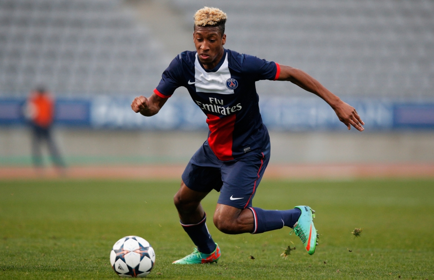 ޕީއެސްޖި މެޗެއްގެ ތެރެއިން ކޯމަން ބޯޅަ ހިފައިގެންދަނީ.-- ފޮޓޯ: އޭއެފްޕީ