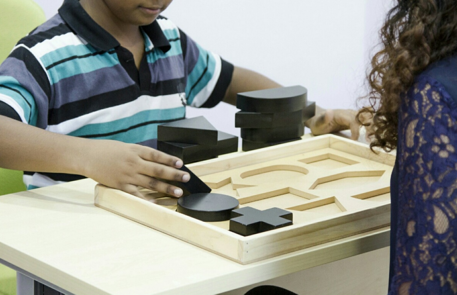 ނަފްސާނީ ބައްޔަކަށް ފަރުވާ ހޯދަމުން އަންނަ ކުއްޖަކަށް ކައުންސިލިން ދެނީ. ފޮޓޯ: އައިސީޕީ