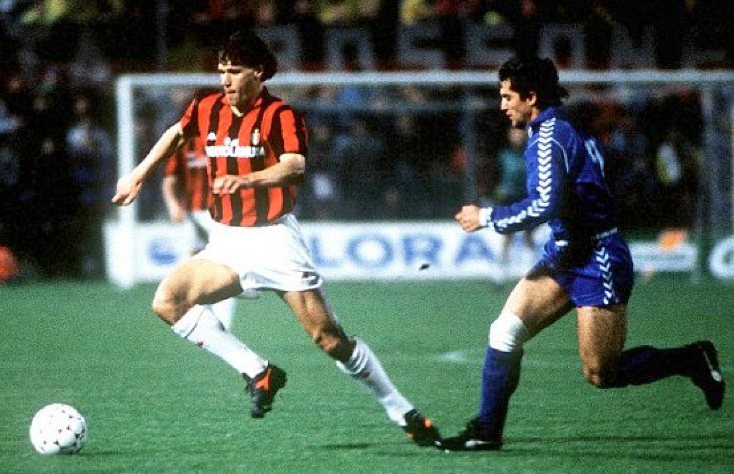 1989 ވަނަ އަހަރުގެ ޔޫރަޕިއަން ކަޕުގައި އޭސީ މިލާނާއި ރެއާލް މެޑްރިޑް ކުޅެނީ.