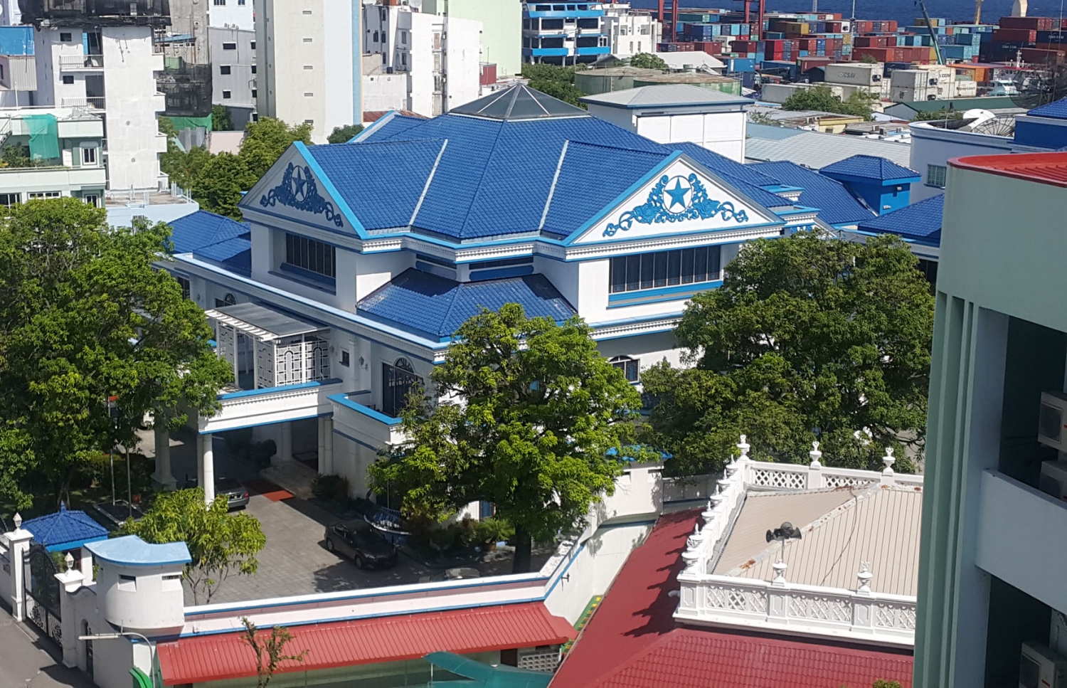 ދިވެހިރާއްޖޭގެ ސުޕްރީމް ކޯޓު ހިންގާ ތީމުގެ. ސުޕްރީމް ކޯޓާއި ހުރިހާ ކޯޓުތަކުގެ ފަނޑިޔާރުންނާއި މެޖިސްޓްރޭޓުންގެ އިންޝުއަރެންސް ޕެކޭޖް ވެސް ބޮޑުކުރަން ވަނީ ނިންމާފައި.