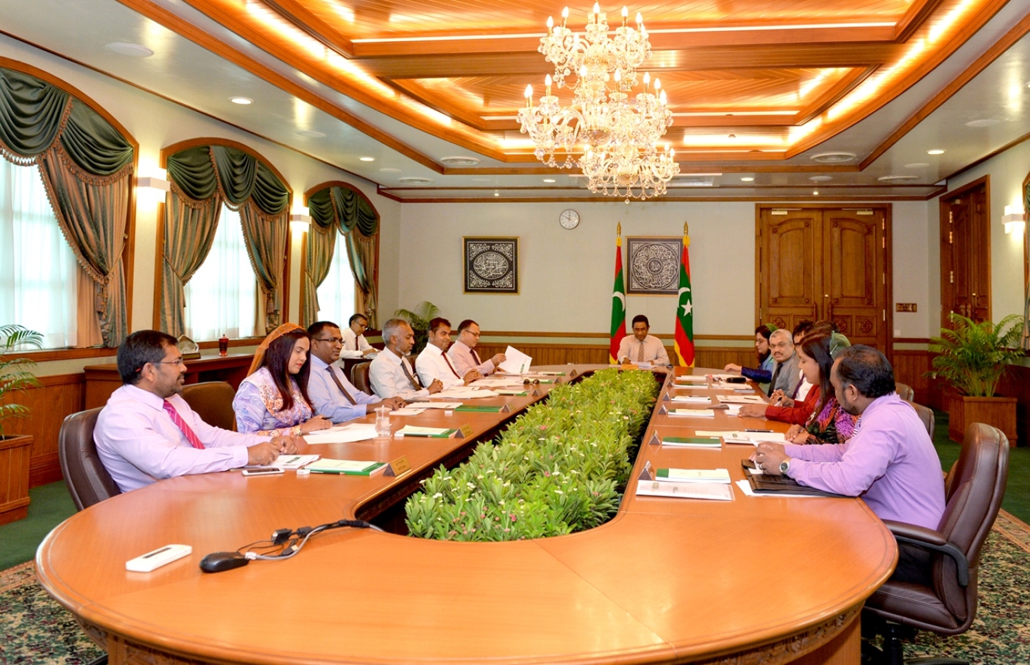 ރައީސް ޔާމީން އެމަނިކުފާނުގެ ކެބިނެޓާ އެކު. ވަޒީރުންގެ ވެސް އިންޝުއަރެންސް ޕެކޭޖް ބޮޑުކުރަން ވަނީ ކޮމިޓީން ފާސްކޮށްފައި. ފޮޓޯ ރައީސް އޮފީސް