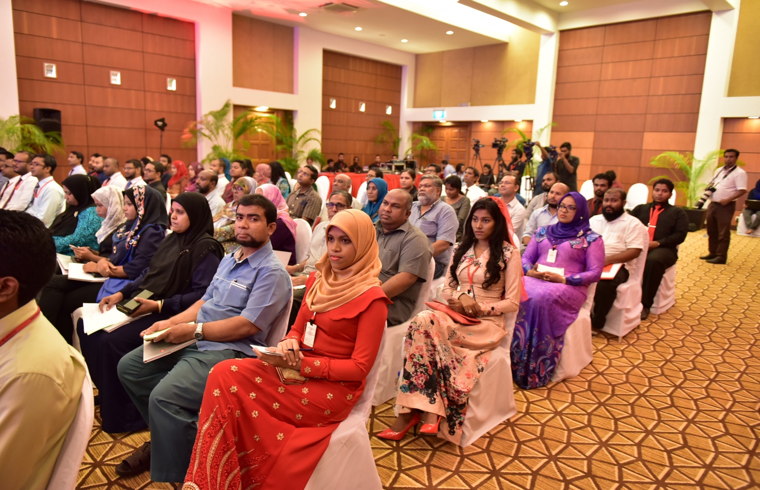 ބީއެމްއެލްގެ އަހަރީ އާއްމު ޖަލްސާގައި ހިއްސާދާރުން ބައިވެރިވަނީ: މިރޭ ވަނީ ހިއްސާއަކަށް 17ރ. ބަހަން ފާސްކޮށްފައި. ފޮޓޯ: މުހައްމަދު ޝަރުހާން /މިހާރު