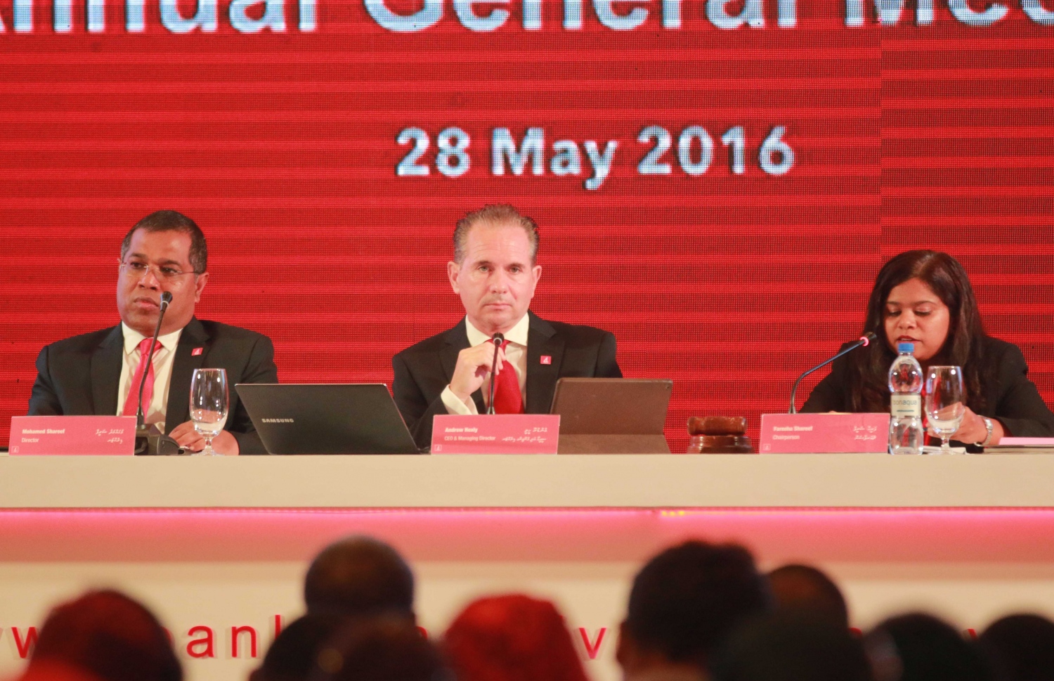 ބީއެމްއެލްގެ އަހަރީ އާއްމު ޖަލްސާގައި ބޭންކުގެ ސީއީއޯ (މ) އަދި ޗެއާޕާސަން ފަރީހާ ޝަރީފް (ކ). ފޮޓޯ: މުހައްމަދު ޝަރުހާން /މިހާރު