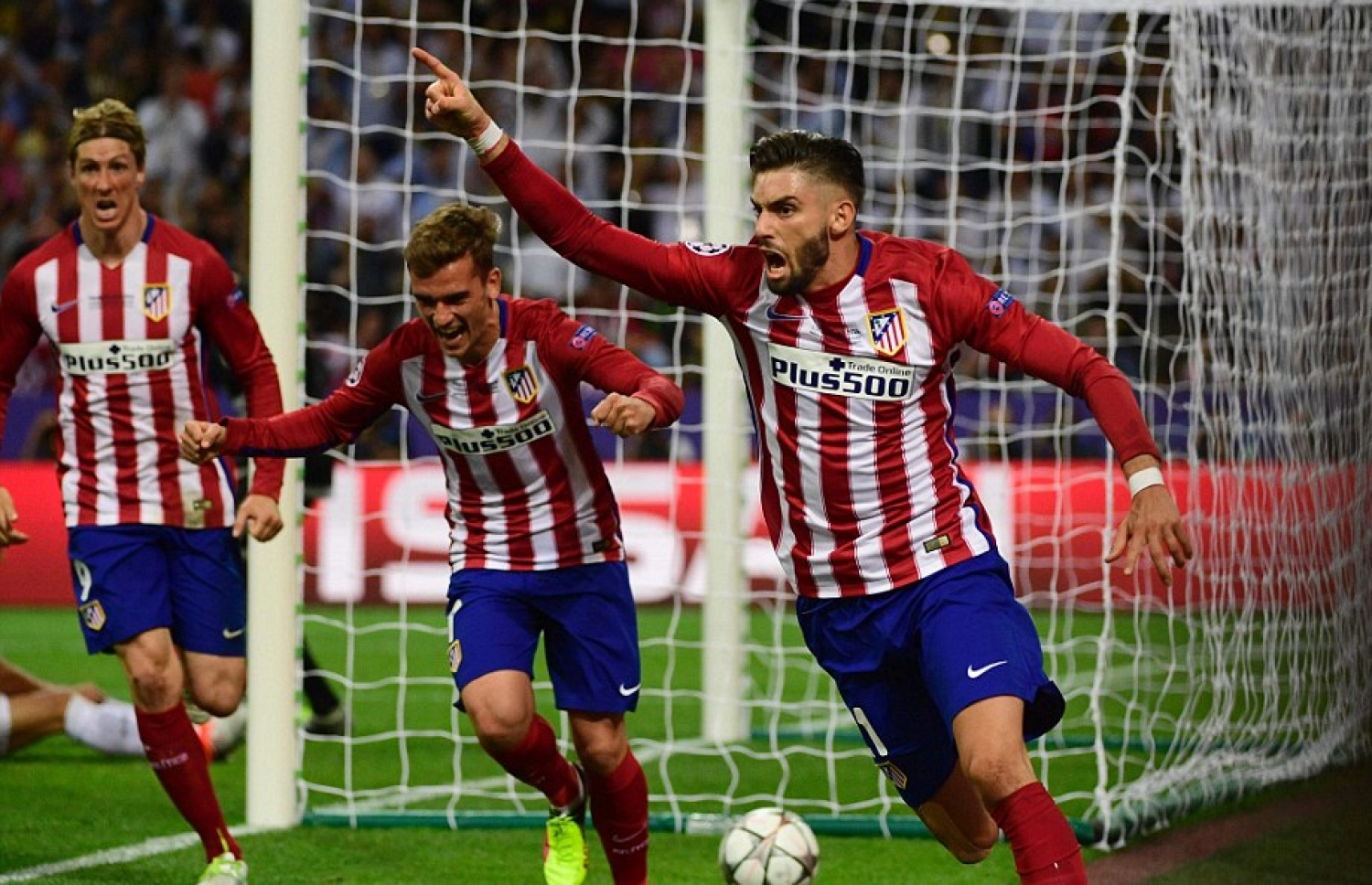 އެތުލެޓިކޯ މެޑްރިޑުގެ ކަރަސްކޯ ލަނޑު ޖެހުމަށް ފަހު އުފާފާޅުކުރަނީ. --ފޮޓޯ: ރޮއިޓާސް