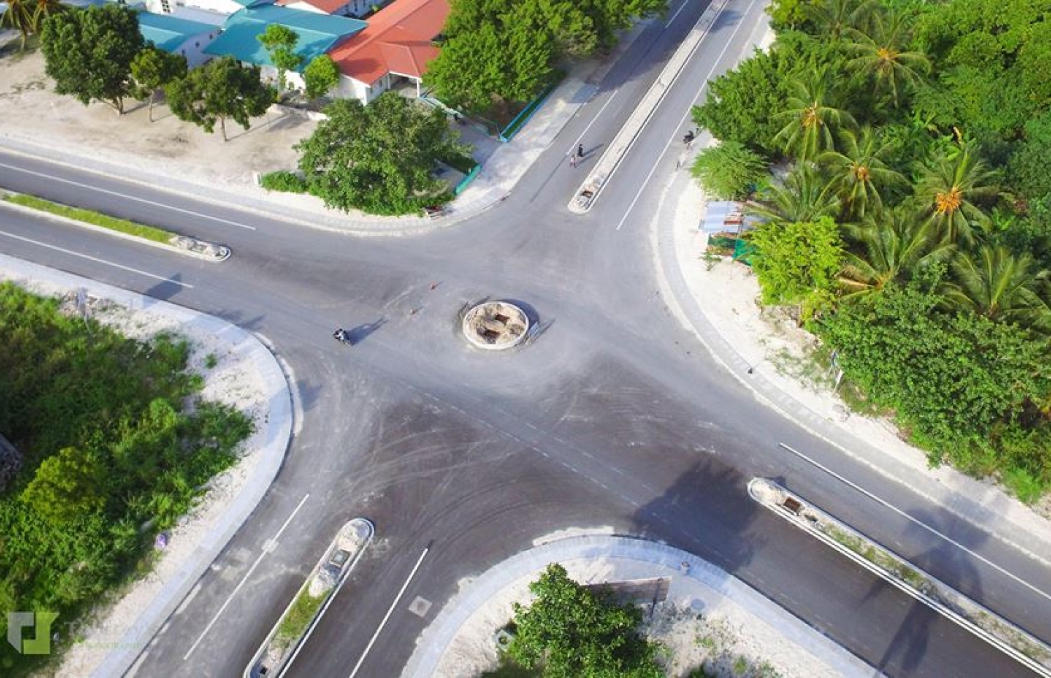 ލާމު އަތޮޅު، މޭ 29، 2016: ލާމު އަތޮޅު ލިންކު ރޯޑު: 15 ކިލޯ މީޓަރުގެ މި މަގުގެ މަސައްކަތް މިހާރު ވަނީ ގާތްގަނޑަކަށް ނިމިފައި-- ފޮޓޯ: ތޮއްޓޭ ފޮޓޯގްރަފީ