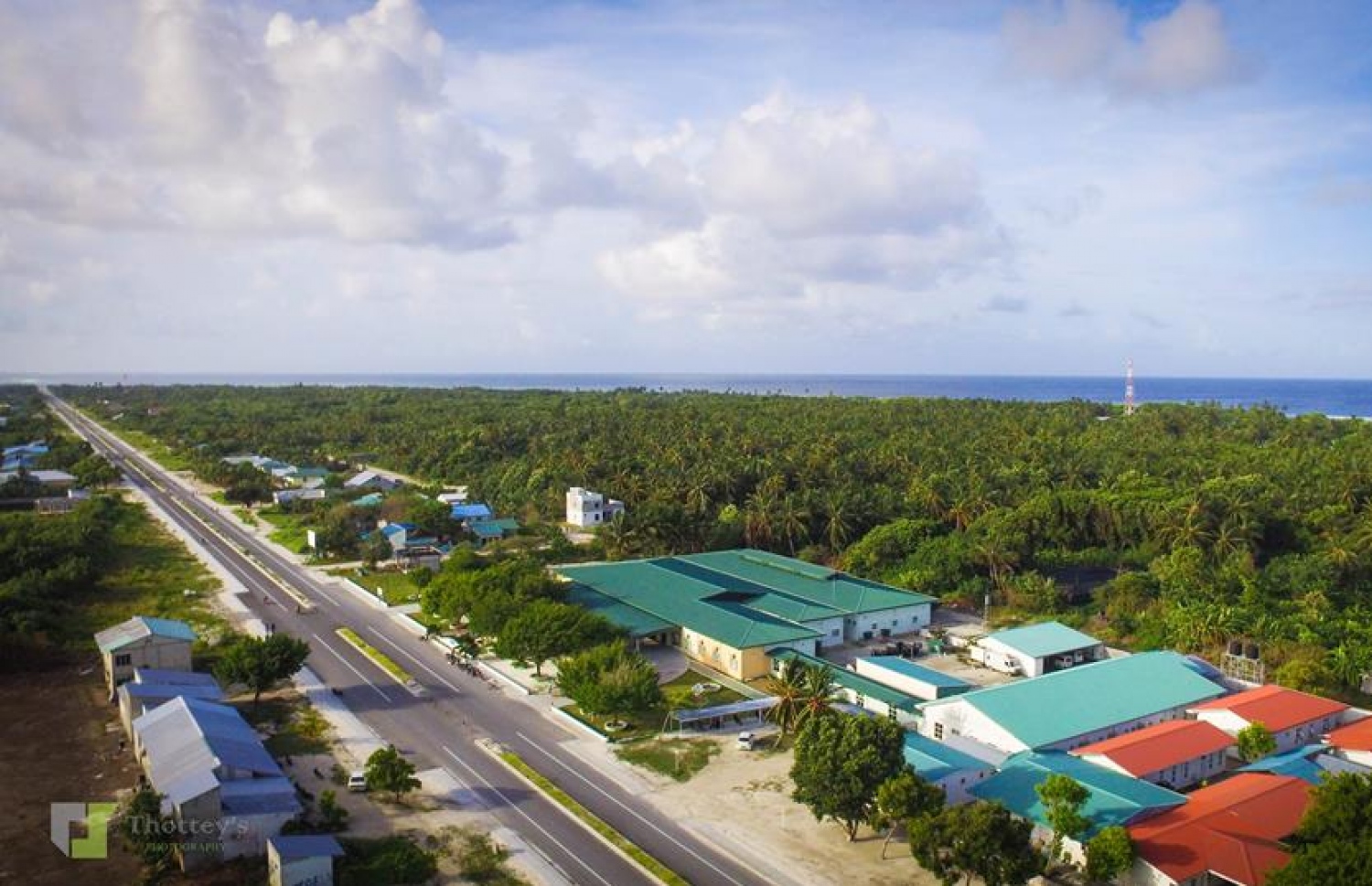 ލާމު އަތޮޅު، މޭ 29، 2016: ލާމު އަތޮޅު ލިންކު ރޯޑު: 15 ކިލޯ މީޓަރުގެ މި މަގުގެ މަސައްކަތް މިހާރު ވަނީ ގާތްގަނޑަކަށް ނިމިފައި-- ފޮޓޯ: ތޮއްޓޭ ފޮޓޯގްރަފީ