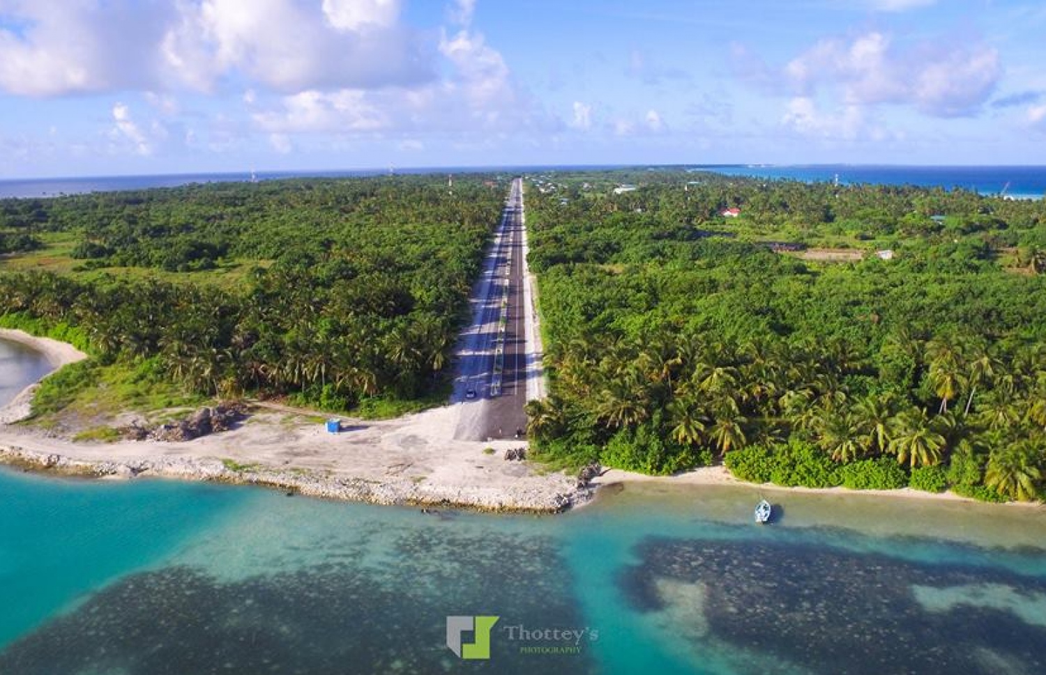 ލާމު އަތޮޅު، މޭ 29، 2016: ލާމު އަތޮޅު ލިންކު ރޯޑު: 15 ކިލޯ މީޓަރުގެ މި މަގުގެ މަސައްކަތް މިހާރު ވަނީ ގާތްގަނޑަކަށް ނިމިފައި-- ފޮޓޯ: ތޮއްޓޭ ފޮޓޯގްރަފީ