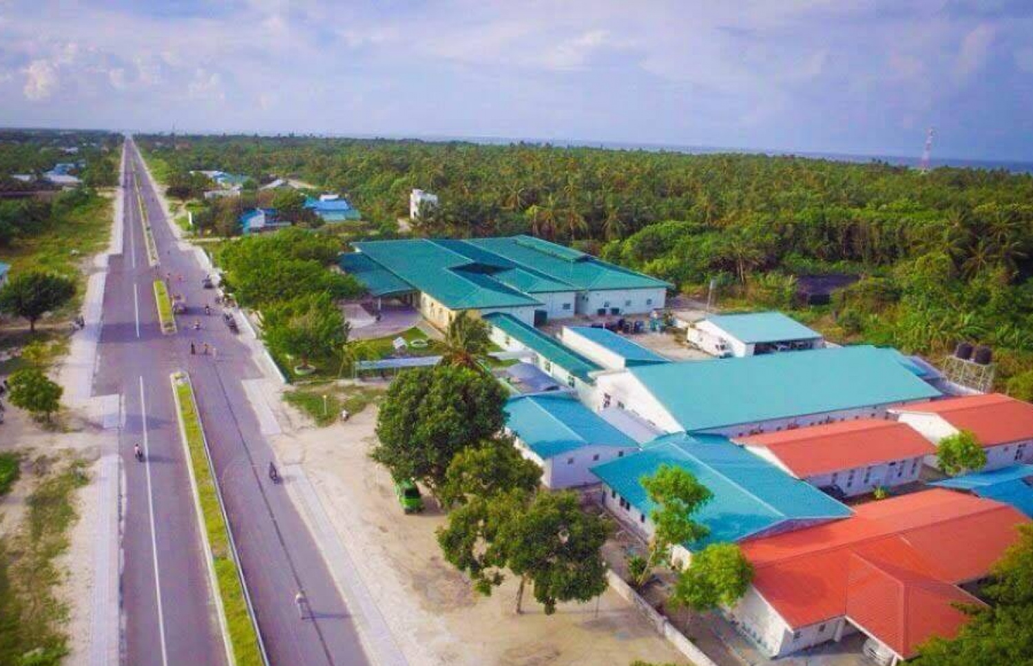 ލާމު އަތޮޅު، މޭ 29، 2016: ލާމު އަތޮޅު ލިންކު ރޯޑު: 15 ކިލޯ މީޓަރުގެ މި މަގުގެ މަސައްކަތް މިހާރު ވަނީ ގާތްގަނޑަކަށް ނިމިފައި-- ފޮޓޯ: ތޮއްޓޭ ފޮޓޯގްރަފީ