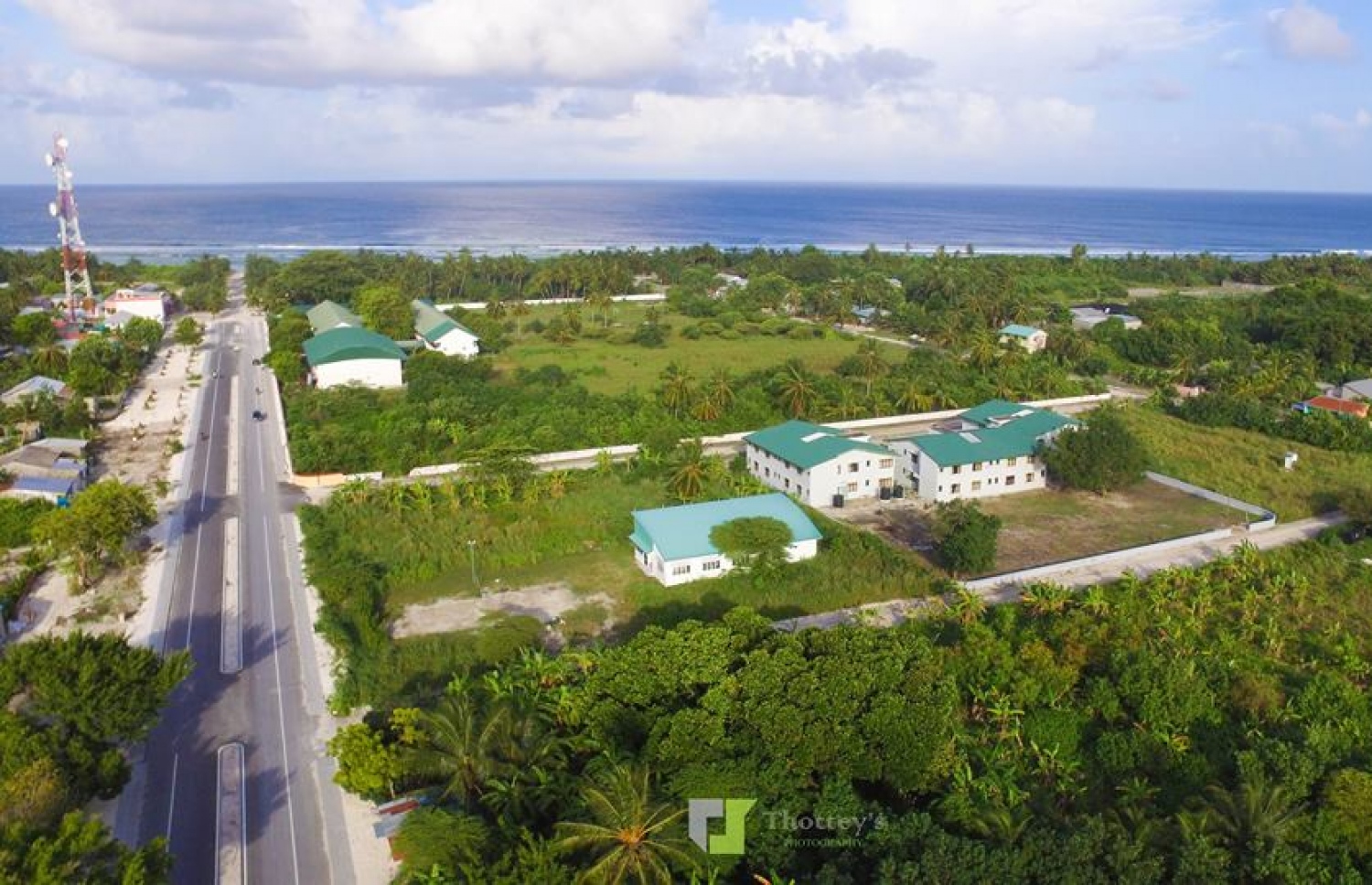 ލާމު އަތޮޅު، މޭ 29، 2016: ލާމު އަތޮޅު ލިންކު ރޯޑު: 15 ކިލޯ މީޓަރުގެ މި މަގުގެ މަސައްކަތް މިހާރު ވަނީ ގާތްގަނޑަކަށް ނިމިފައި-- ފޮޓޯ: ތޮއްޓޭ ފޮޓޯގްރަފީ