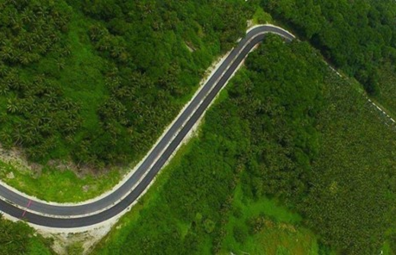 ލާމު އަތޮޅު، މޭ 29، 2016: ލާމު އަތޮޅު ލިންކު ރޯޑު: 15 ކިލޯ މީޓަރުގެ މި މަގުގެ މަސައްކަތް މިހާރު ވަނީ ގާތްގަނޑަކަށް ނިމިފައި-- ފޮޓޯ: ތޮއްޓޭ ފޮޓޯގްރަފީ