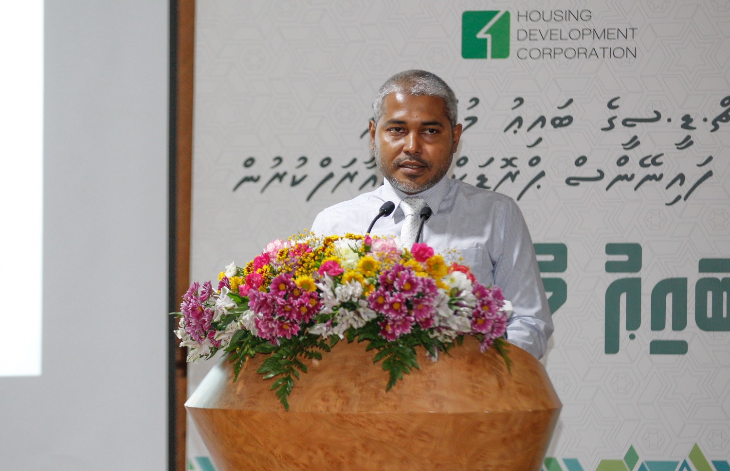 ސްޓެލްކޯގައި ބޭއްވި ރަސްމިއްޔާތުގައި ސައިމަން ވާހަކަ ދައްކަވަނީ. މި ނިޒާމްގެ ސަބަބުން ބޮޑެތި ފައިދާތަކެއް ލިބޭނެ ކަމަށް އޭނާ ވިދާޅުވި. - މިހާރު ފޮޓޯ: މުހައްމަދު ޝަރުހާން