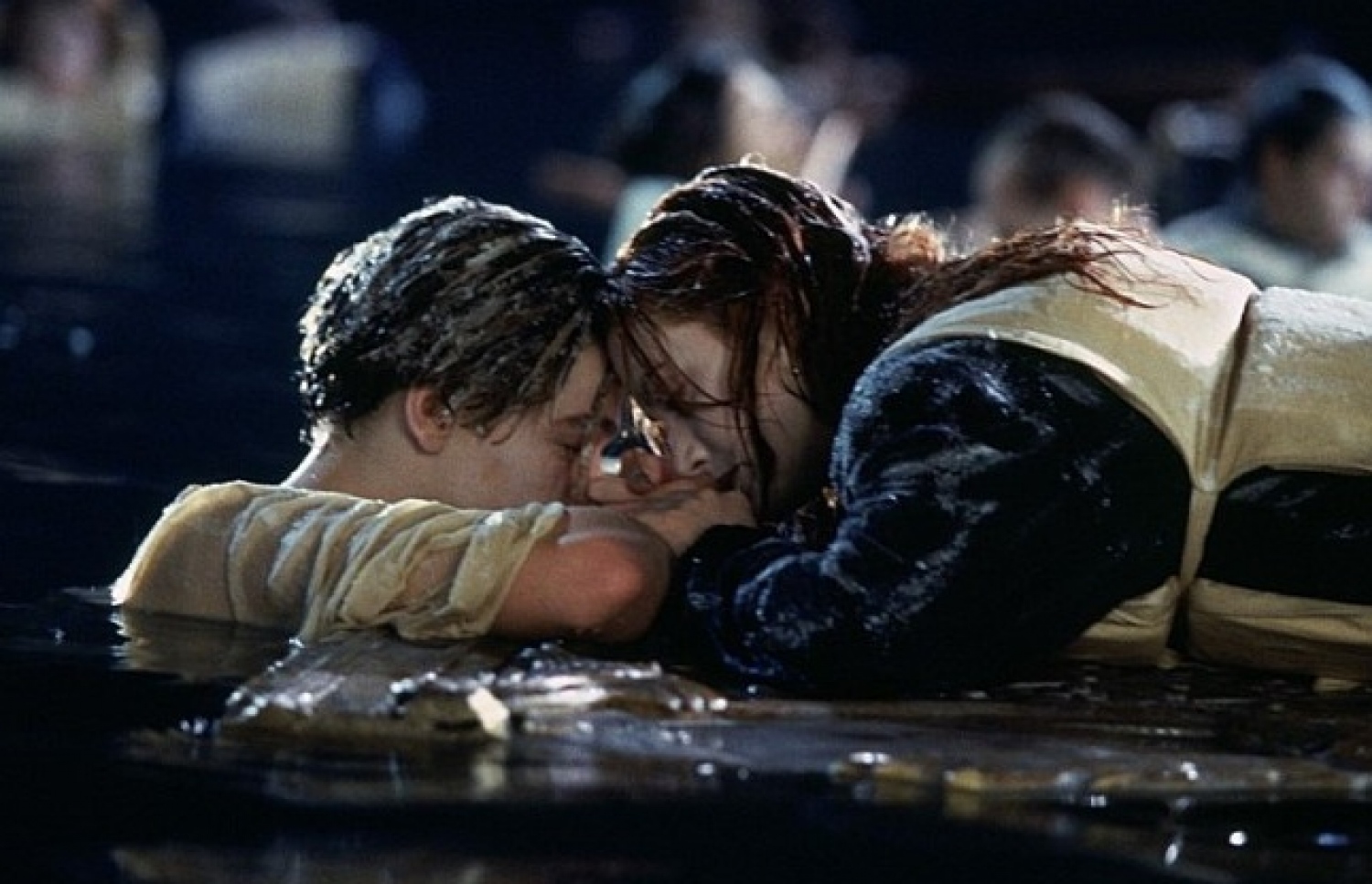 "ޓައިޓޭނިކް" ގައި ކޭޓް އާއި ލިއޮނާޑޯ ވަކިވެގެންދާ މަންޒަރު.