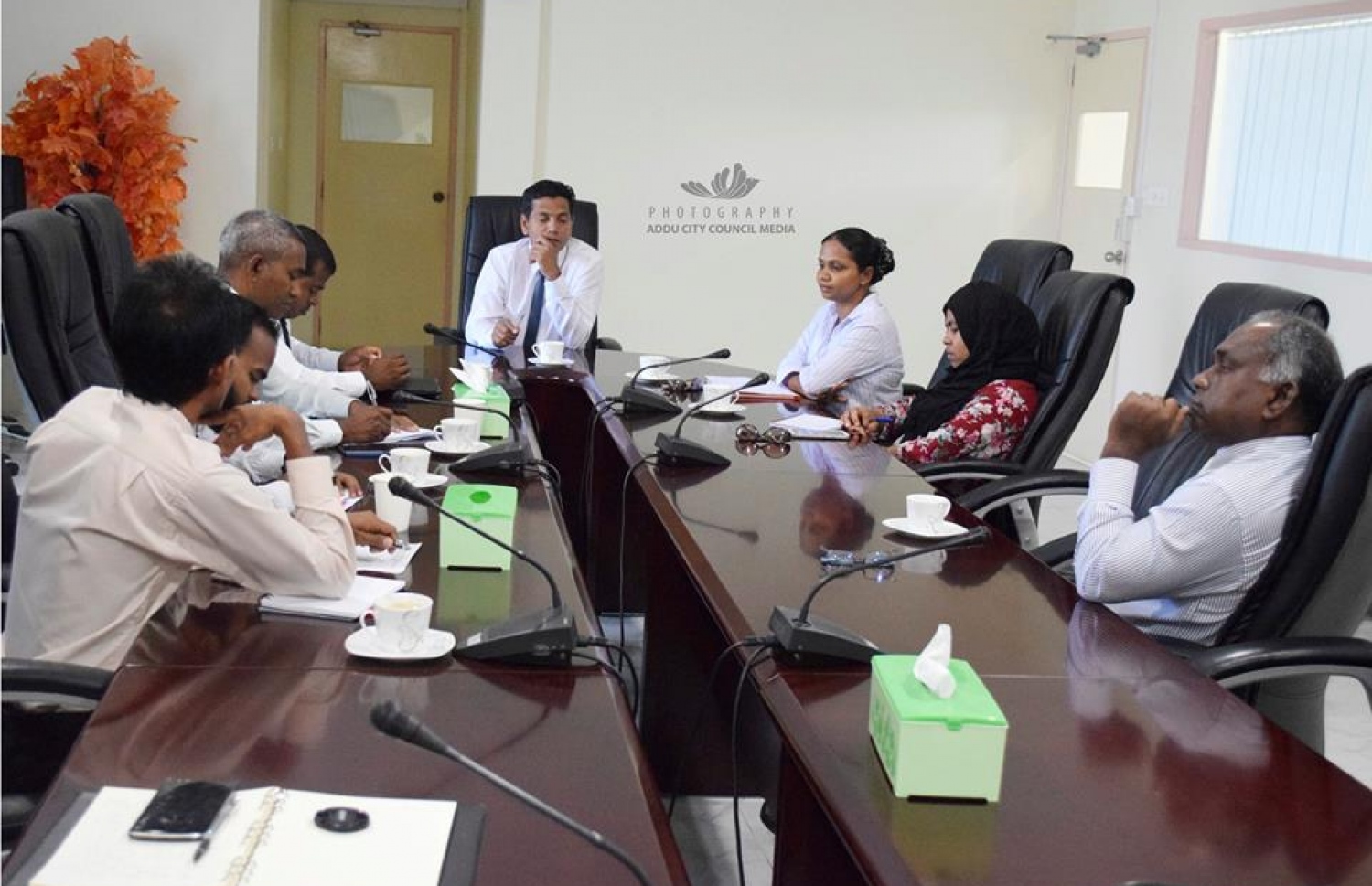 ސިޓީ ބާޒާޒާ ބެހޭ ގޮތުން ކައުންސިލާއި ޔުނިވަސިޓީގެ ހިތަދޫ ކެމްޕަހާ އެކު މިދިޔަ މަހު ބޭއްވި މަޝްވަރާގެ ތެރެއިން. ފޮޓޯ: ކައުންސިލް