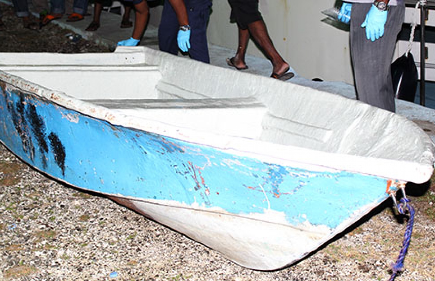 މަސްތުވާތަކެތި ފޮރުވާފައި ހުރި ޑިންގީ --ފޮޓޯޕޮލިސް