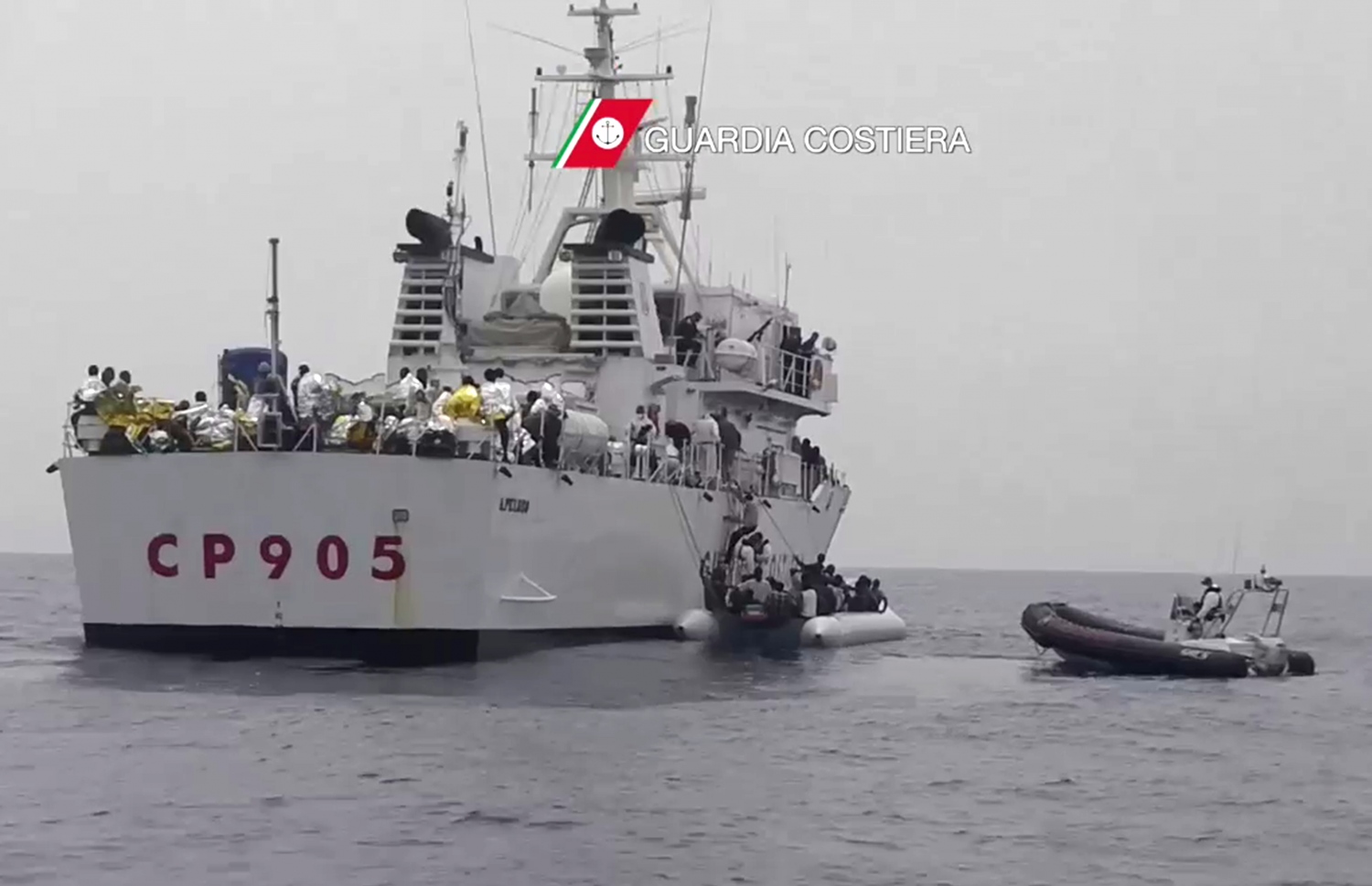 އިޓަލީގެ ކޯސްޓްގާޑުން ކަނޑުމަތިން ބަޔަކު ސަލާމަތް ކުރަނީ. --ފޮޓޯ:އޭއެފްޕީ