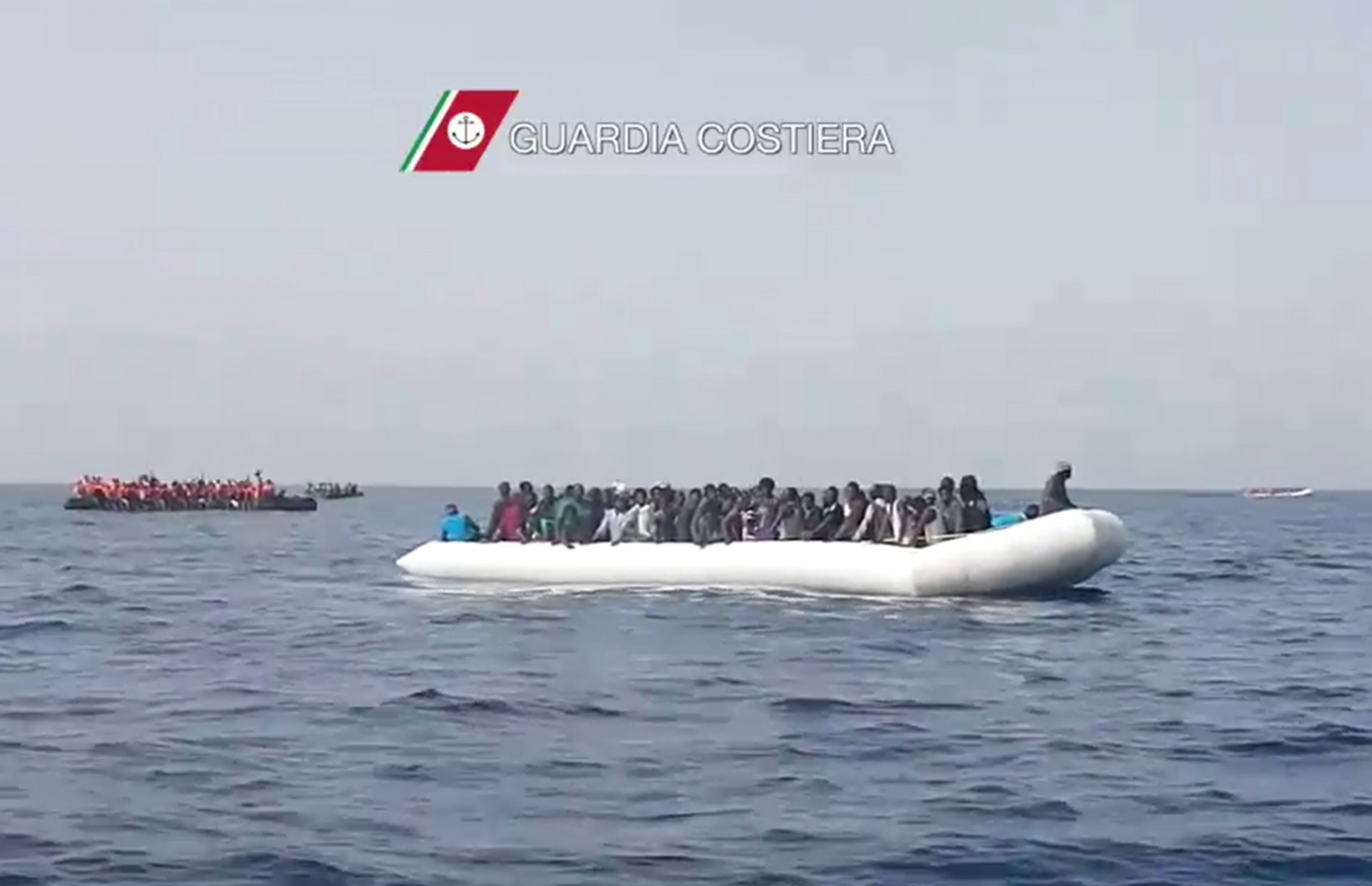 އިޓަލީގެ ސިސިލީގެ ބޭރުން ކަނޑުމަތިން ރެފިއުޖީންތަކެއް ސަލާމަތް ކުރަނީ. --ފޮޓޯ:އޭއެފްޕީ