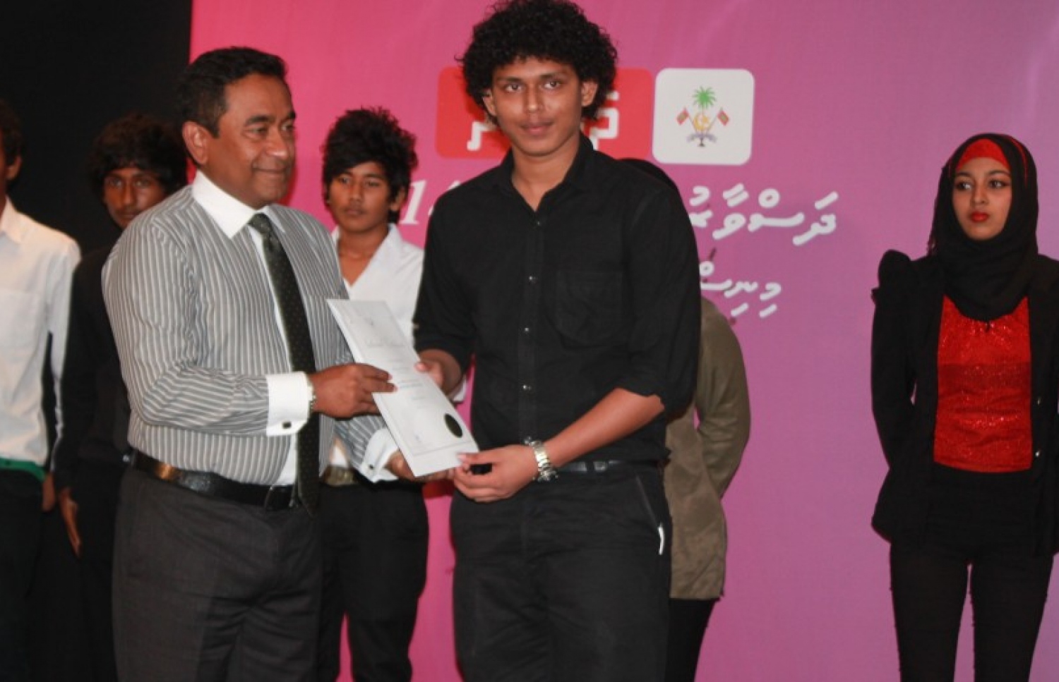 ދަސްވާރު ޕްރޮގްރާމް ނިންމި ފުރަަތަމަ ބެޗުގެ ދަރިވަރަކަށް ރައީސް ޔާމީން ސެޓްފިކެޓް ހަވާލުކޮށްދެއްވަނީ. --ފޮޓޯ:އެޑިއުކޭޝަން މިނިސްޓްރީ