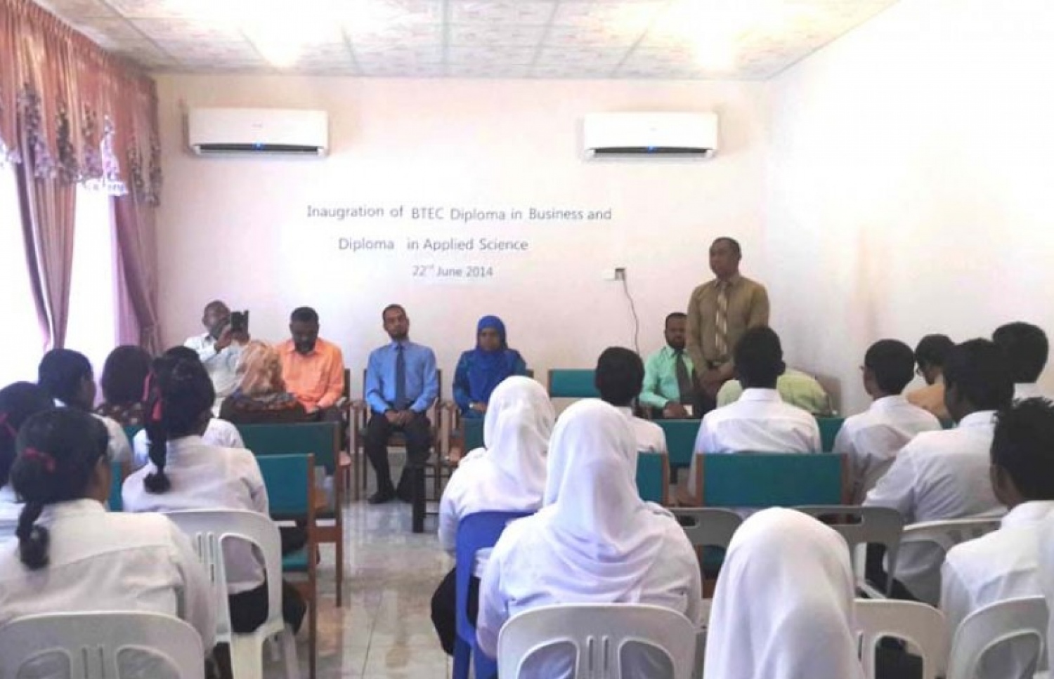 އައްޑޫ ހައި ސްކޫލުގައި 2014 ވަަނަ އަހަރު ބީޓެކް ކުރިއަށް ގެންދަން ބޭއްވި ރަސްމިއްޔާތު. --ފޮޓޯ:އެޑިއުކޭޝަން މިނިސްޓްރީ