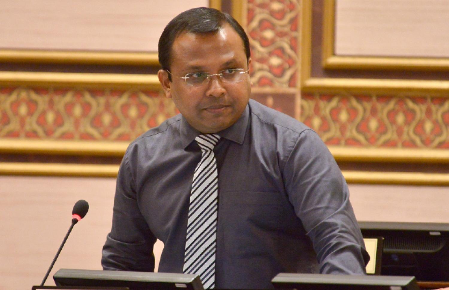 ރައްޔިތުންގެ މަޖިލިހުގެ ޖަލްސާއެއްގައި ރިޔާޒް ވާހަކަ ދައްކަވަނީ: އަފްރާޝީމް އަވަހާރަކޮށްލި މައްސަލާގައި ހުމާމް ދިފާއުކޮށްދޭނެ ހެއްކެއް ނެތް ކަމަށް ރިޔާޒް ވިދާޅުވޭ --ފޮޓޯ: މަޖިލިސް