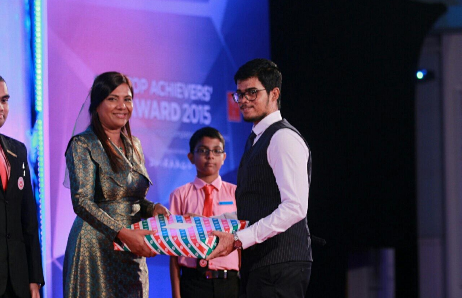 އޭ ލެވެލްގެ ގަދަ ދިހެއްގައި ހިމެނުނު ދަރިވަރަކަށް އެޑިއުކޭޝަން މިނިސްޓަރު ޑރ. އާއިޝަތު ޝިހާމް އިނާމު ހަވާލު ކޮށްދެއްވަނީ. -- ފޮޓޯ:އެޑިއުކޭޝަން މިނިސްޓްރީ