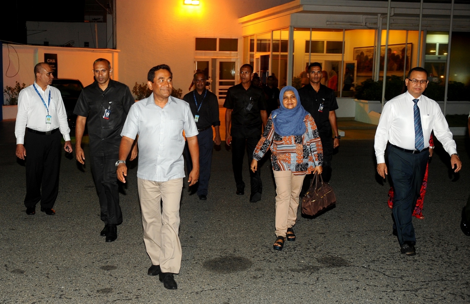 ރައީސް އަބްދުﷲ ޔާމީން އާއި އެ މަނިކުފާނުގެ އަނބިކަނބަލުން ފާތިމަތު އިބްރާހީމް، މެލޭޝިޔާ އަށް ކުރައްވާ ރަސްމީ ދަތުރުފުޅެއްގައި މިރޭ ފުރާވަޑައިގަންނަވަނީ.---ފޮޓޯ: ރައީސް އޮފީސް