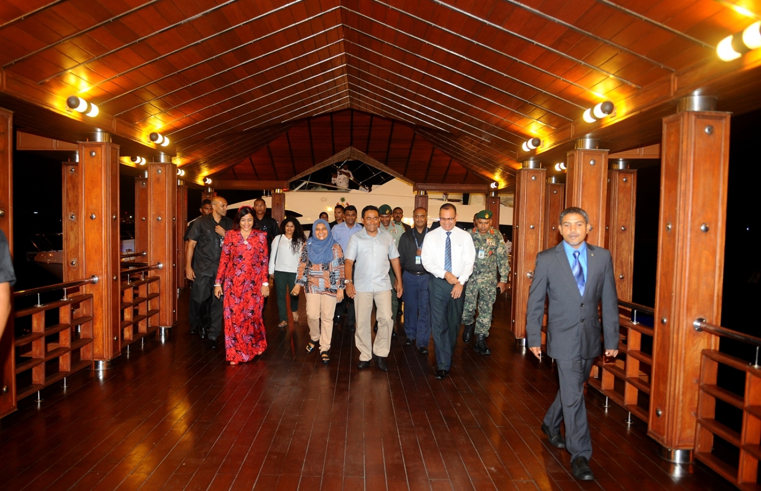 ރައީސް އަބްދުﷲ ޔާމީން އާއި އެ މަނިކުފާނުގެ އަނބިކަނބަލުން ފާތިމަތު އިބްރާހީމް، މެލޭޝިޔާ އަށް ކުރައްވާ ރަސްމީ ދަތުރުފުޅެއްގައި މިރޭ ފުރާވަޑައިގަންނަވަނީ.---ފޮޓޯ: ރައީސް އޮފީސް