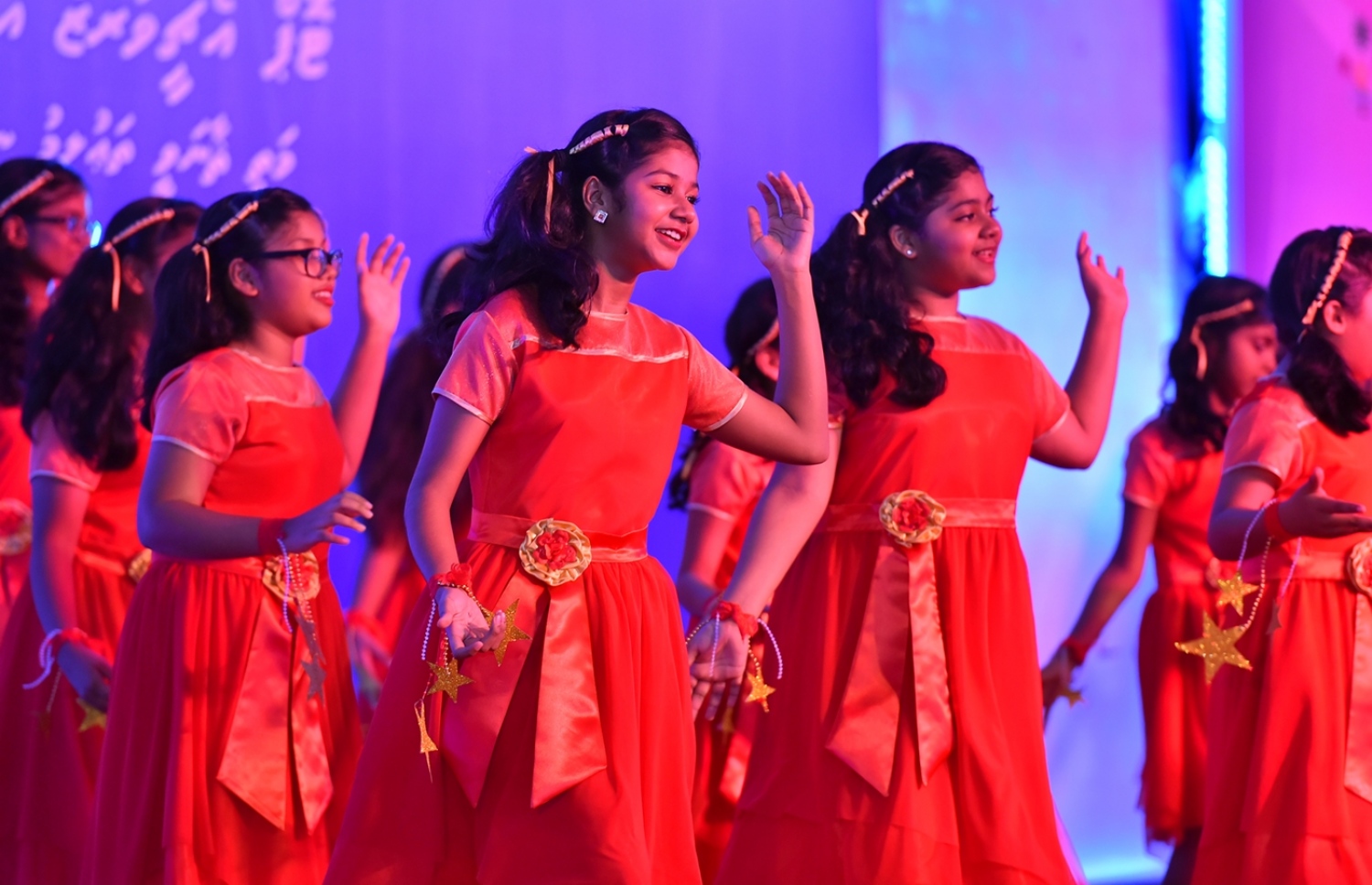 ދަރުބާރުގެ: މޭ 29، 2016: އޭލެވެލް އިމްތިހާނުން ރާއްޖެ އިން ގަދަ 10 ގައި ހިމެނޭ ކުދިންނަށް އެވޯޑު ދިނުމަށް ދަރުބާރުގޭގައި ބޭއްވި ހަފުލާގައި ދަރިވަރުންތަކެއް ސްޓޭޖުގައި ޕާފޯމް ކުރަނީ.-- ފޮޓޯ: ރައީސް އޮފީސް