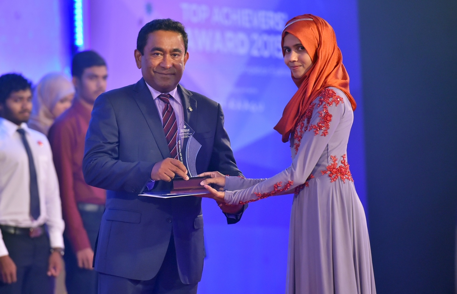 ދަރުބާރުގެ: މޭ 29، 2016: އޭލެވެލް އިމްތިހާނުން ރާއްޖެ އިން ގަދަ 10 ގައި ހިމެނޭ ކުދިންނަށް އެވޯޑު ދިނުމަށް ދަރުބާރުގޭގައި ބޭއްވި ހަފުލާގައި ރައީސް ޔާމިން(ވ)، ދަރިވަރަކަށް އެވޯޑް ދެއްވަނީ.-- ފޮޓޯ: ރައީސް އޮފީސް