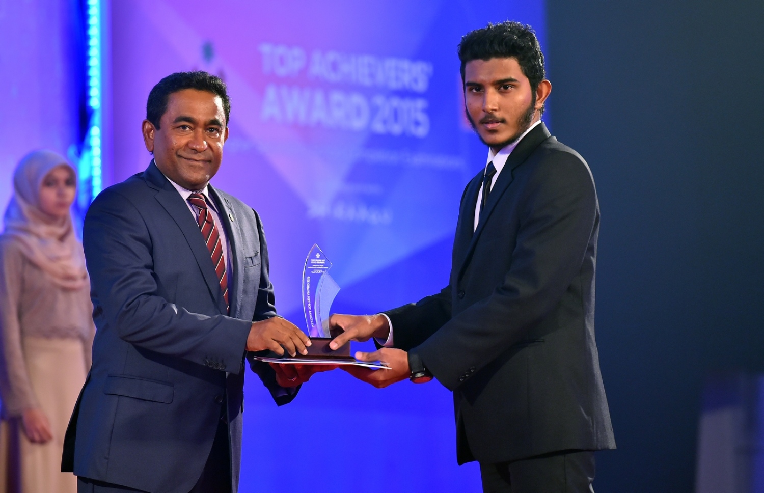 ދަރުބާރުގެ: މޭ 29، 2016: އޭލެވެލް އިމްތިހާނުން ރާއްޖެ އިން ގަދަ 10 ގައި ހިމެނޭ ކުދިންނަށް އެވޯޑު ދިނުމަށް ދަރުބާރުގޭގައި ބޭއްވި ހަފުލާގައި ރައީސް ޔާމިން(ވ)، ދަރިވަރަކަށް އެވޯޑް ދެއްވަނީ.-- ފޮޓޯ: ރައީސް އޮފީސް